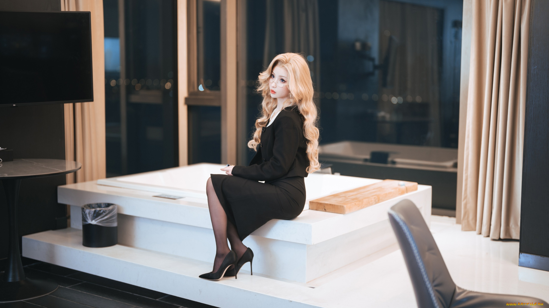 rioko, ryoko, девушки, девушка, женщина, блондинка, светловолосая, сексуальная, модель, звезда, позирует, разная, обувь, верхняя, стильная, одежда, нижнее, эротическое, бельё, трусы, лифчик, колготки, чулки, аксессуары, макияж, и, множество, элементов, на, фотографии