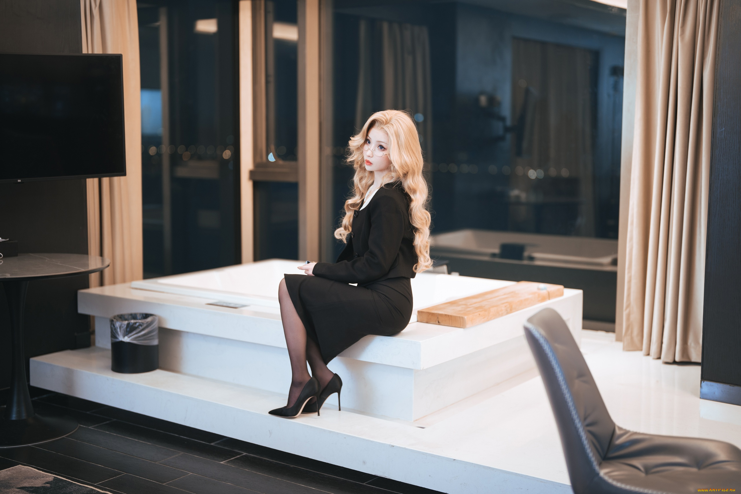 rioko, ryoko, девушки, девушка, женщина, блондинка, светловолосая, сексуальная, модель, звезда, позирует, разная, обувь, верхняя, стильная, одежда, нижнее, эротическое, бельё, трусы, лифчик, колготки, чулки, аксессуары, макияж, и, множество, элементов, на, фотографии