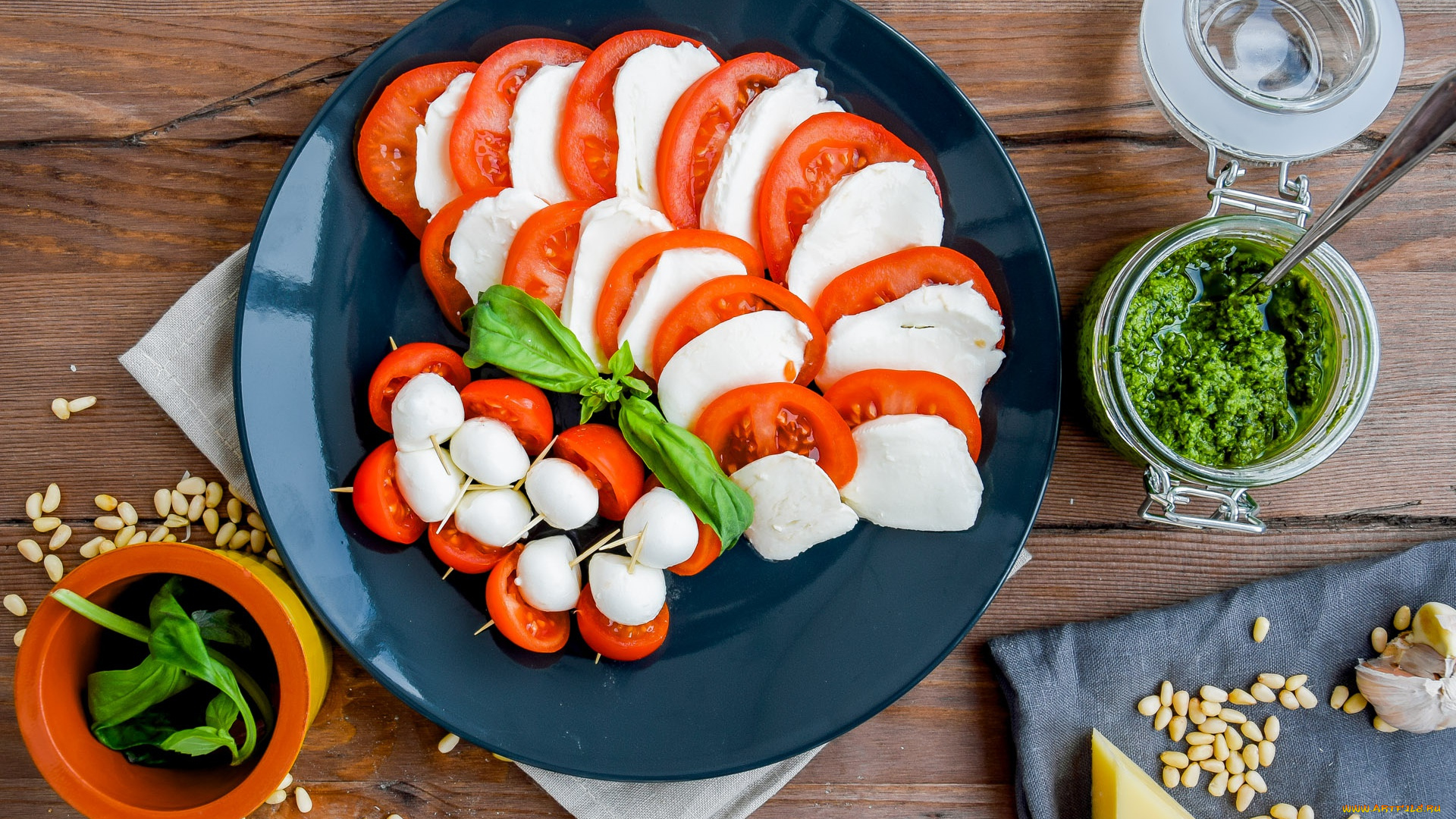 еда, салаты, , закуски, капрезе, помидор, моцарелла, песто, салат