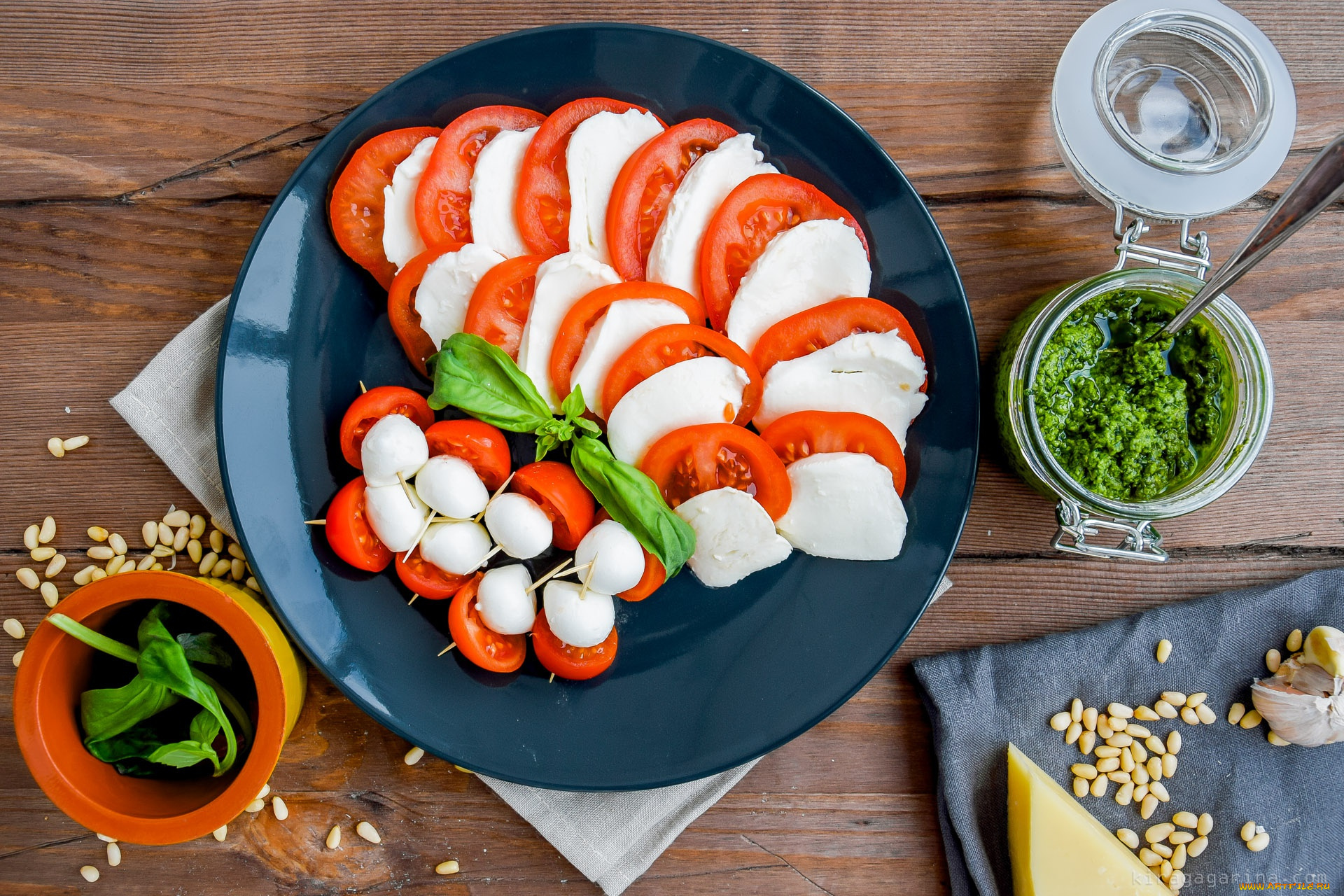 еда, салаты, , закуски, капрезе, помидор, моцарелла, песто, салат