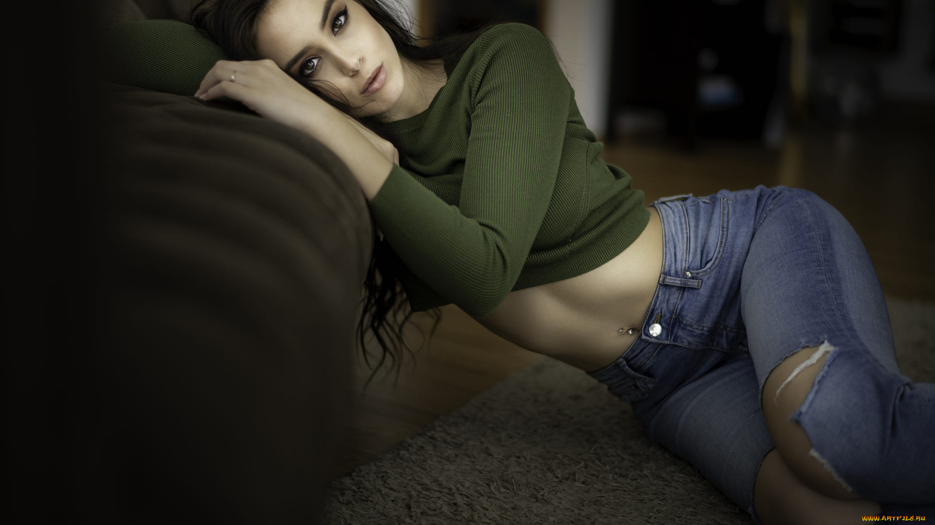 девушки, -unsort, , брюнетки, темноволосые, chris, bos, зеленый, свитер, anna, bous, глядя, на, зрителя, брюнетка, пирсинг, пупка, сидя, джинсы, верх, карие, глаза