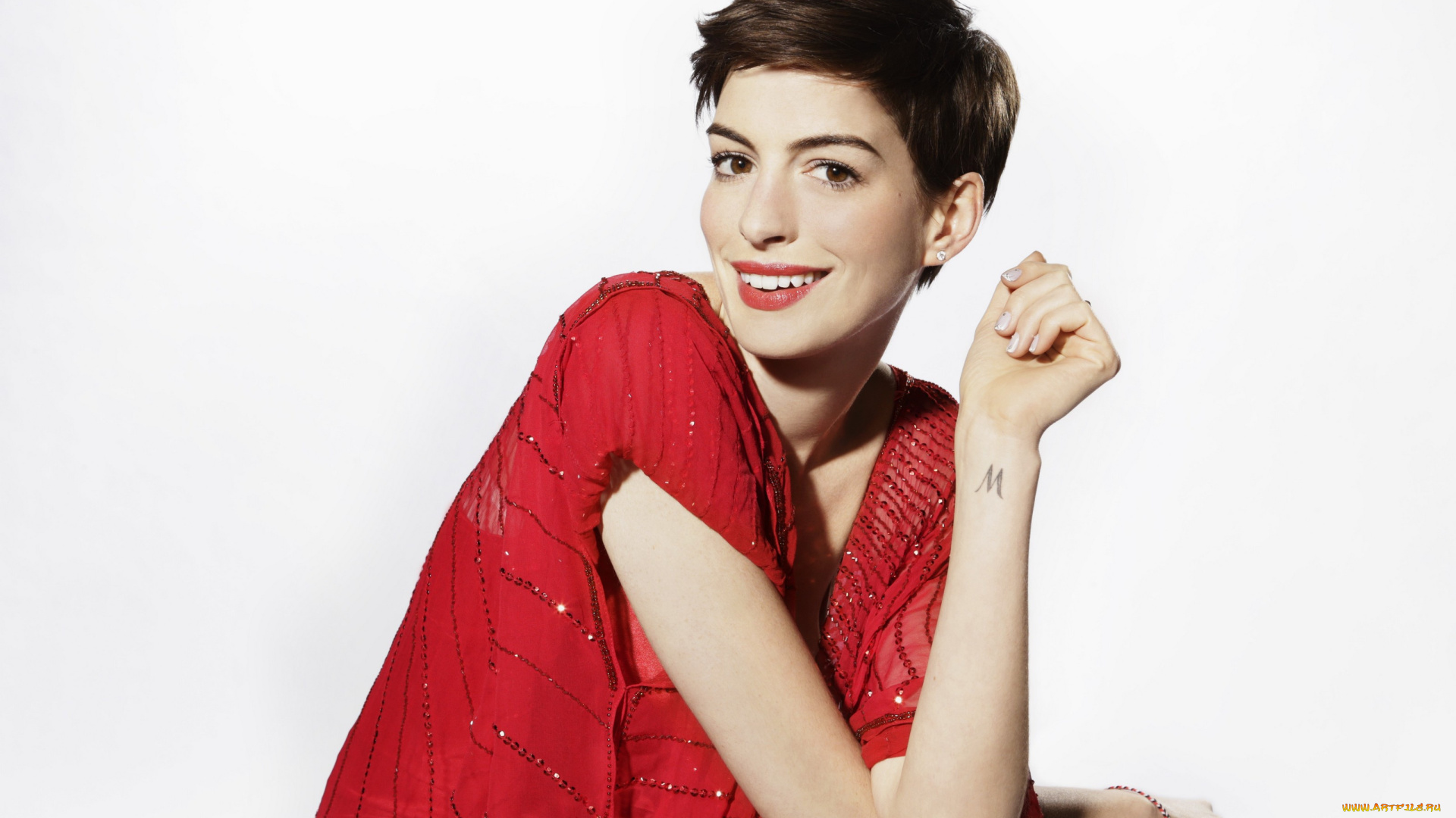 девушки, anne, hathaway, улыбка, туника, тату, шатенка, актриса