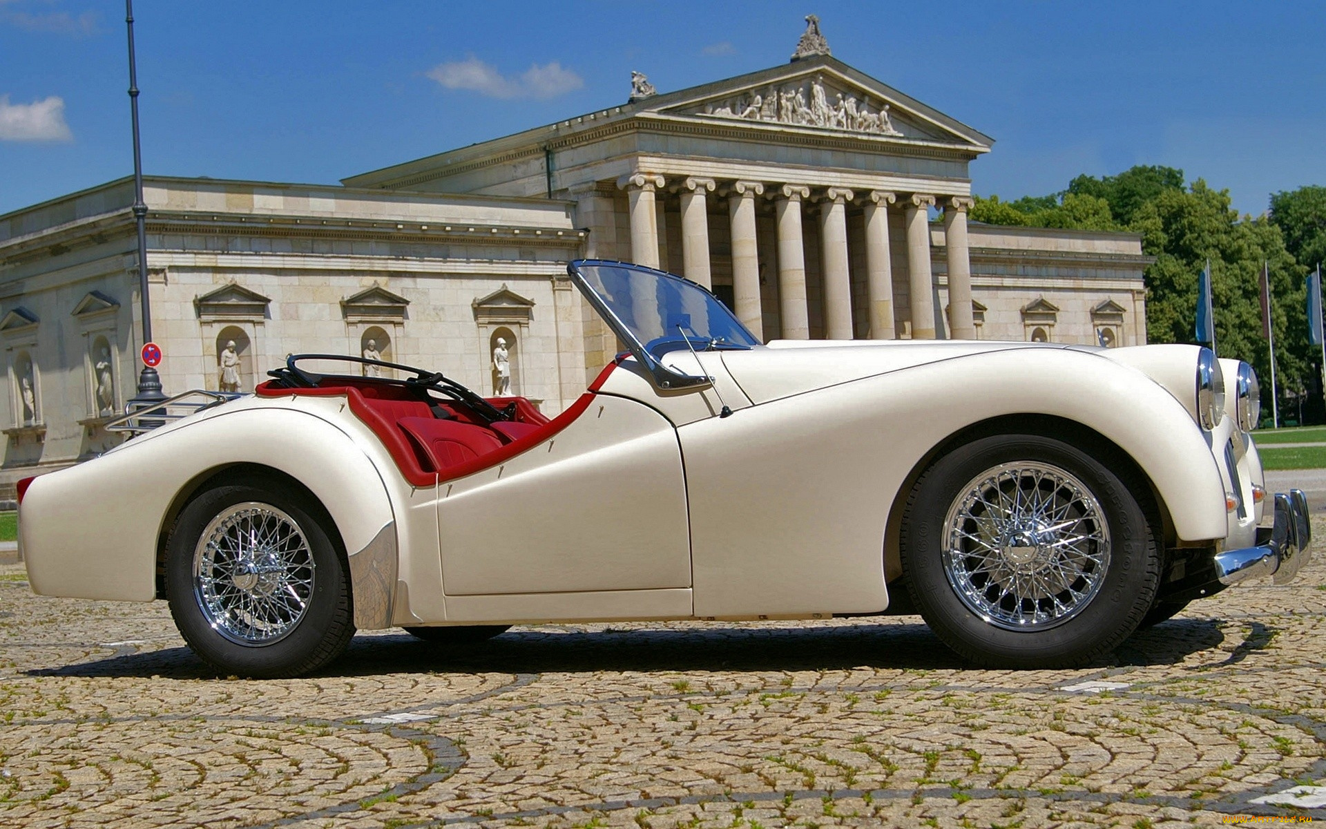 автомобили, классика, дорога, здание, автомобиль, небо, бежевый