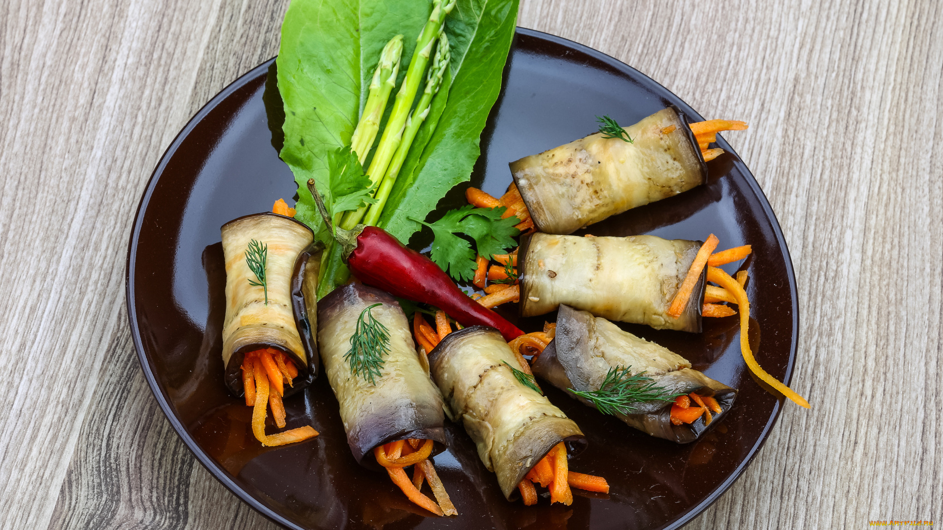 еда, разное, рулетики, из, баклажанов, с, морковью, на, тарелке, листьями, салата