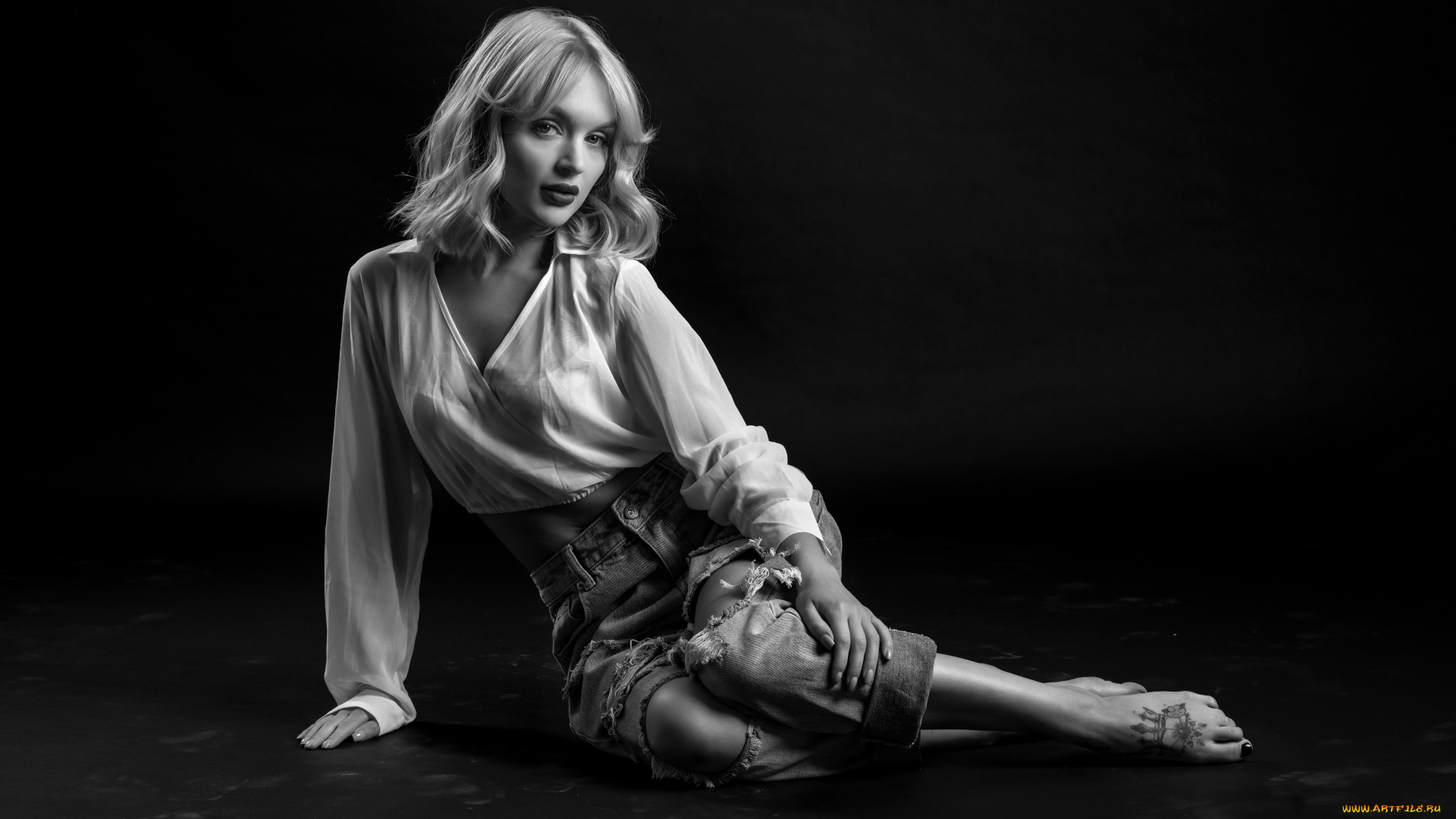 бестия, девушки, -, черно-белые, девушка, женщина, блондинка, светловолосая, сексуальная, модель, звезда, позирует, разная, обувь, верхняя, стильная, одежда, нижнее, эротическое, бельё, трусы, лифчик, колготки, чулки, аксессуары, макияж, и, множество, элементов, на, фотографии