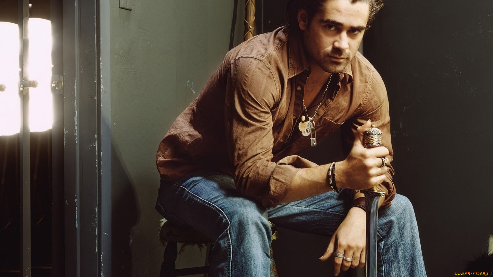 мужчины, colin, farrell, актер, рубашка, джинсы, меч, стул