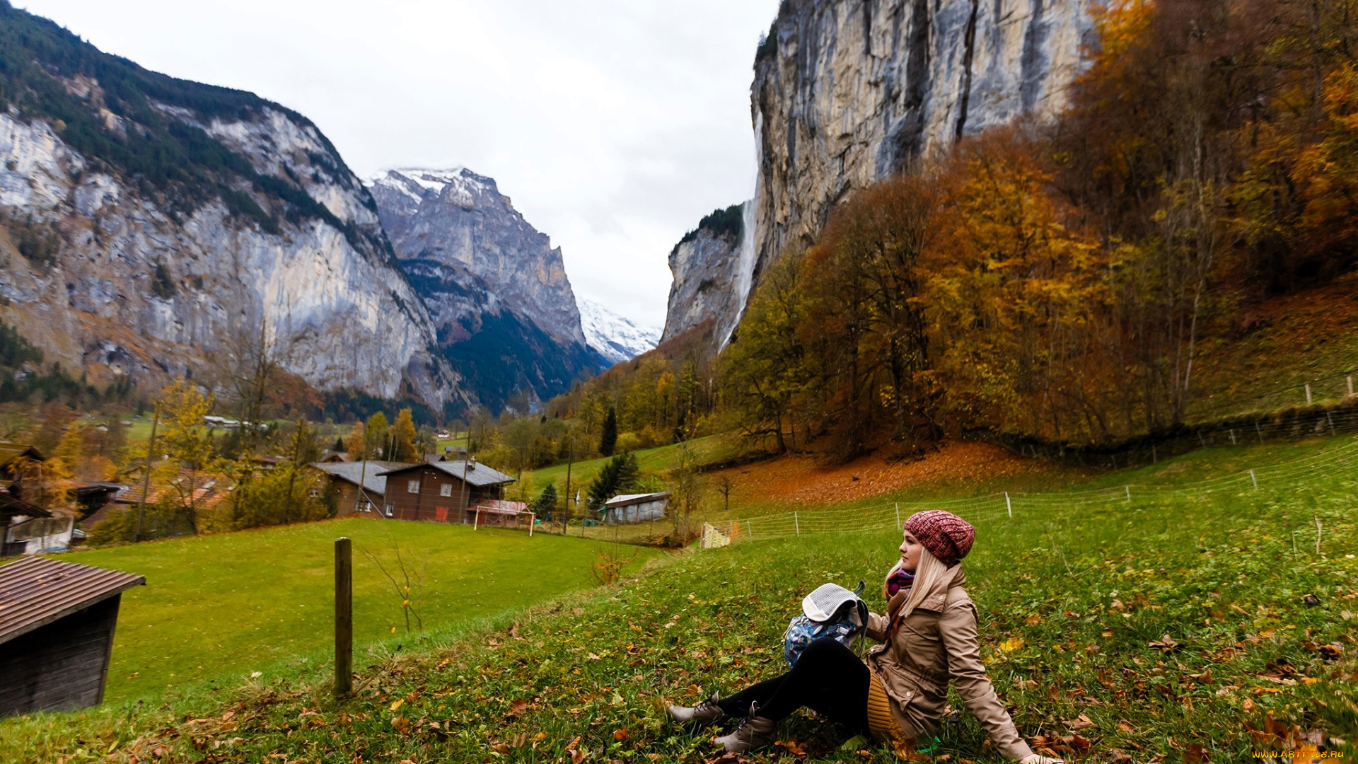 девушки, -, блондинки, , светловолосые, горы, лес, поселок, лужайка, шапка, блондинка, куртка, рюкзак