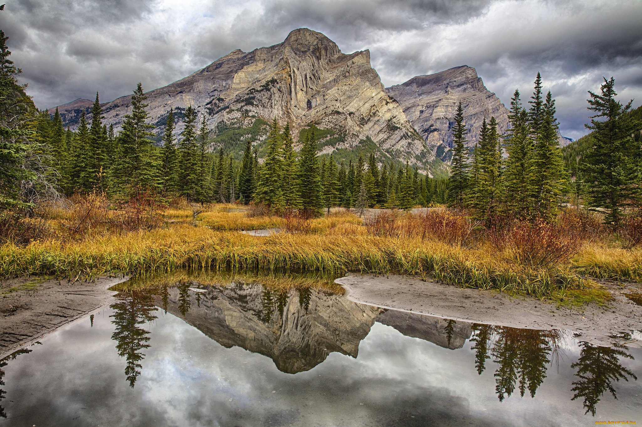 природа, реки, озера, осень, озеро, трава, деревья, тучи, горы, небо