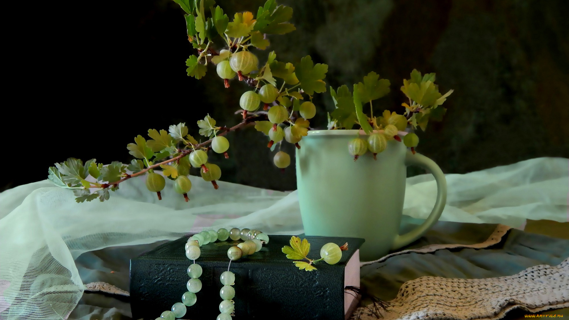 еда, крыжовник, книга, чашка, бусы