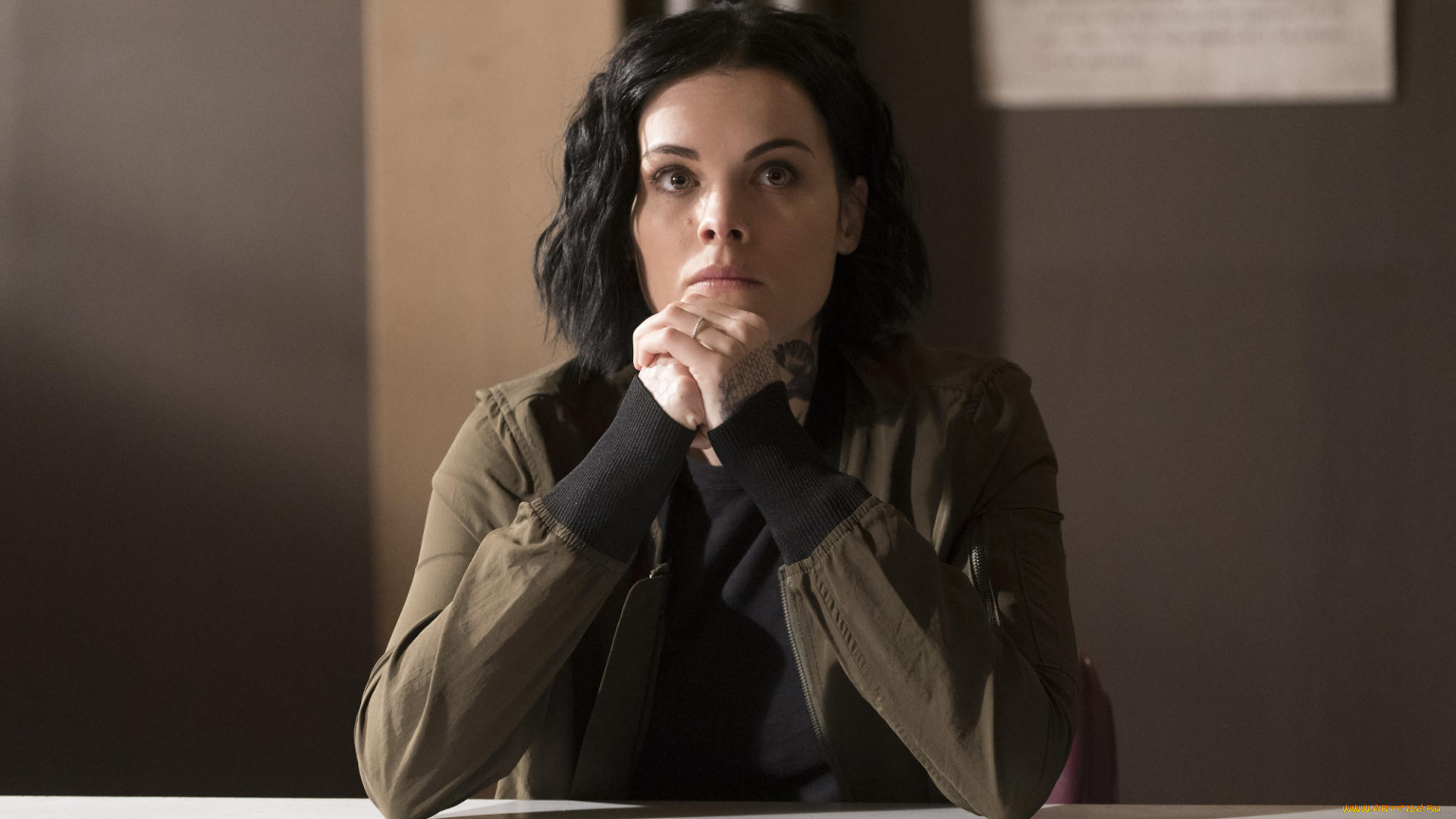 кино, фильмы, blindspot, , сериал, женщина, куртка, стол