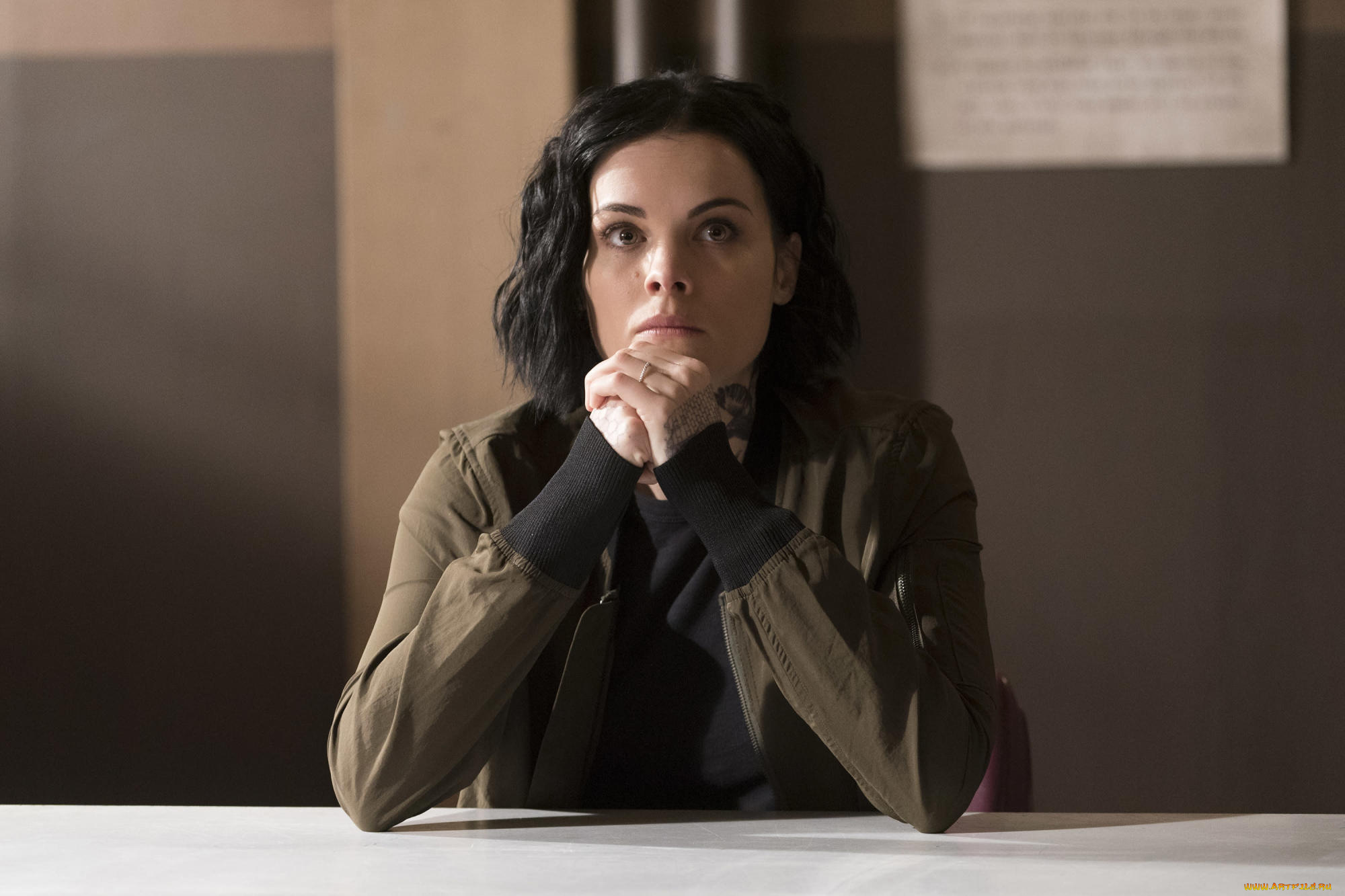 кино, фильмы, blindspot, , сериал, женщина, куртка, стол