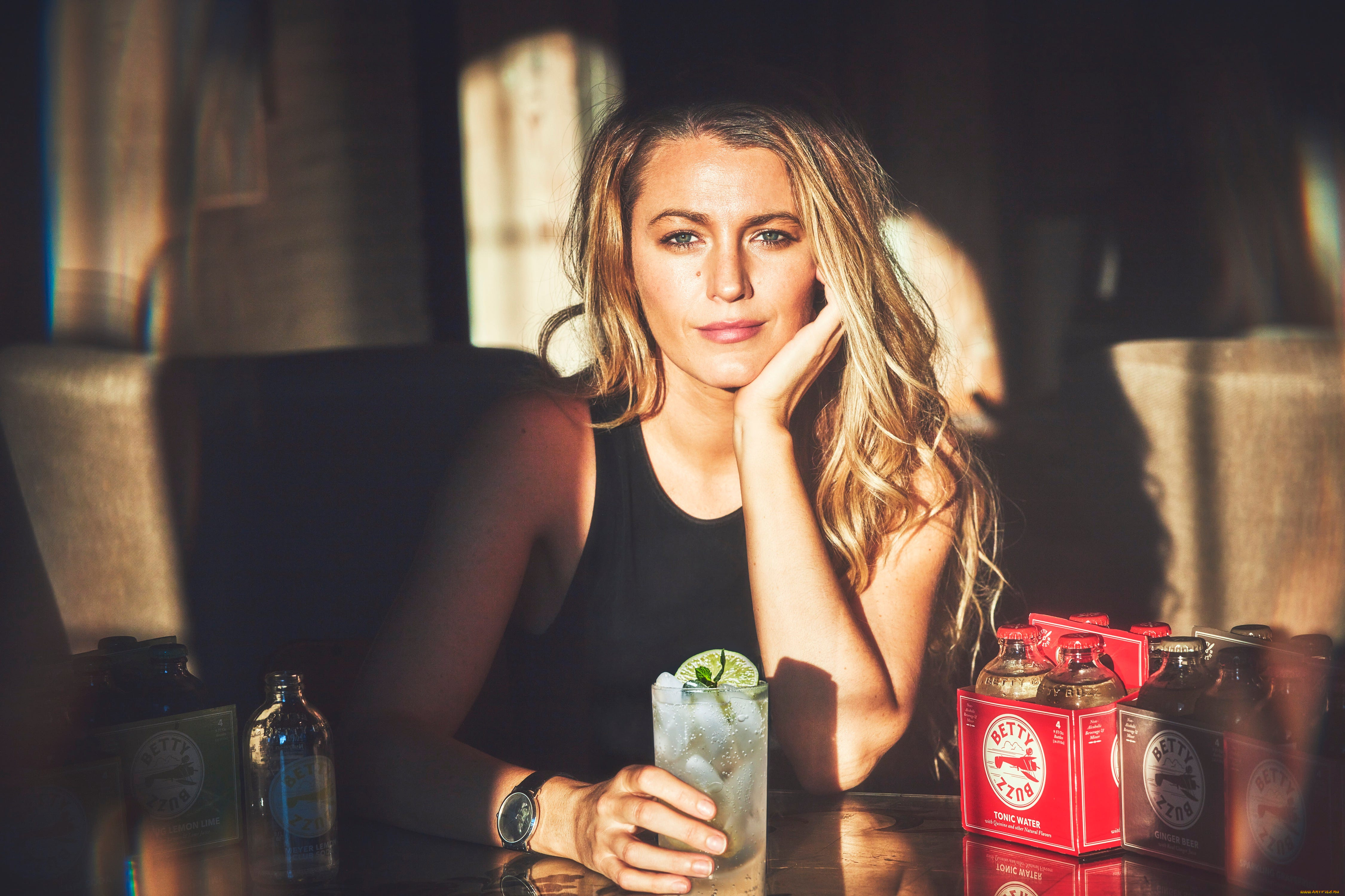 девушки, blake, lively, блондинка, бокал, бутылки