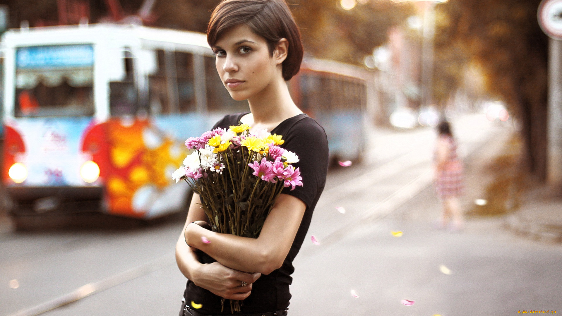 девушки, -, брюнетки, , шатенки, шатенка, футболка, брюки, букет, цветы, дорога, транспорт, деревья