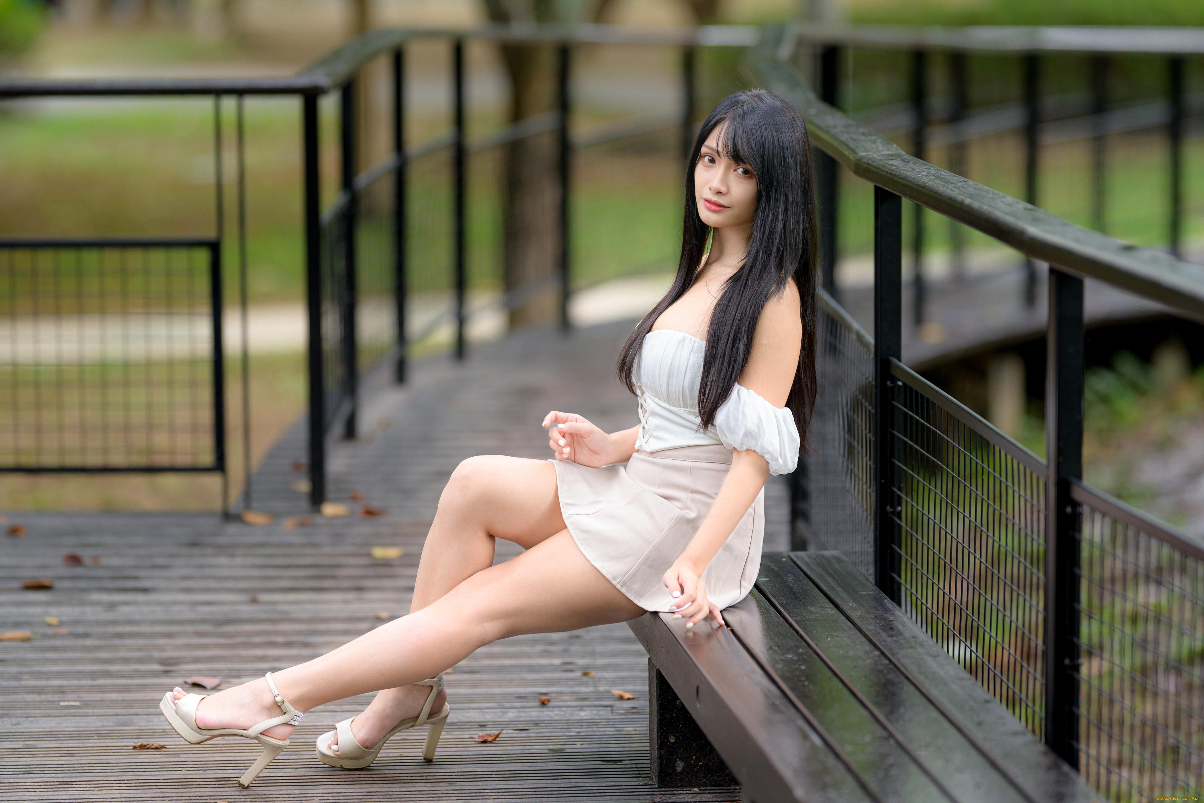 девушки, -, азиатки, брюнетка, платье, каблуки, скамейка, ограда, листья, осень