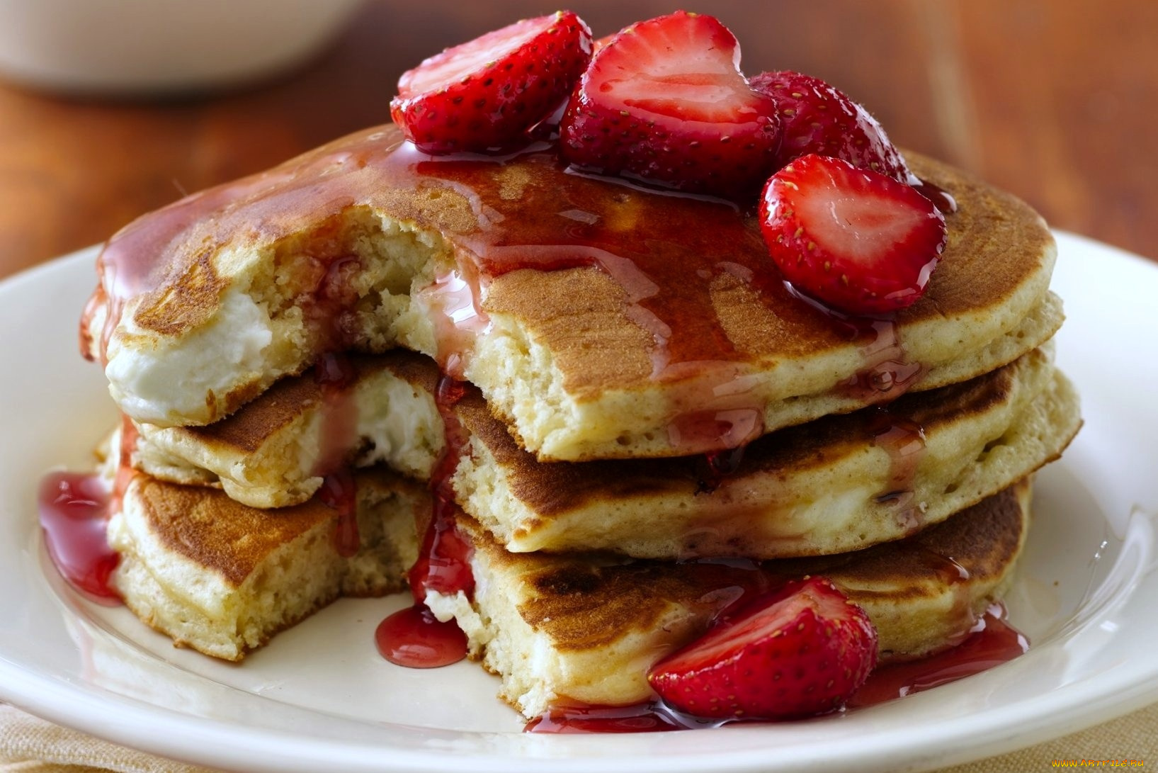еда, блины, оладьи, блинчики, стопка, клубника, сироп