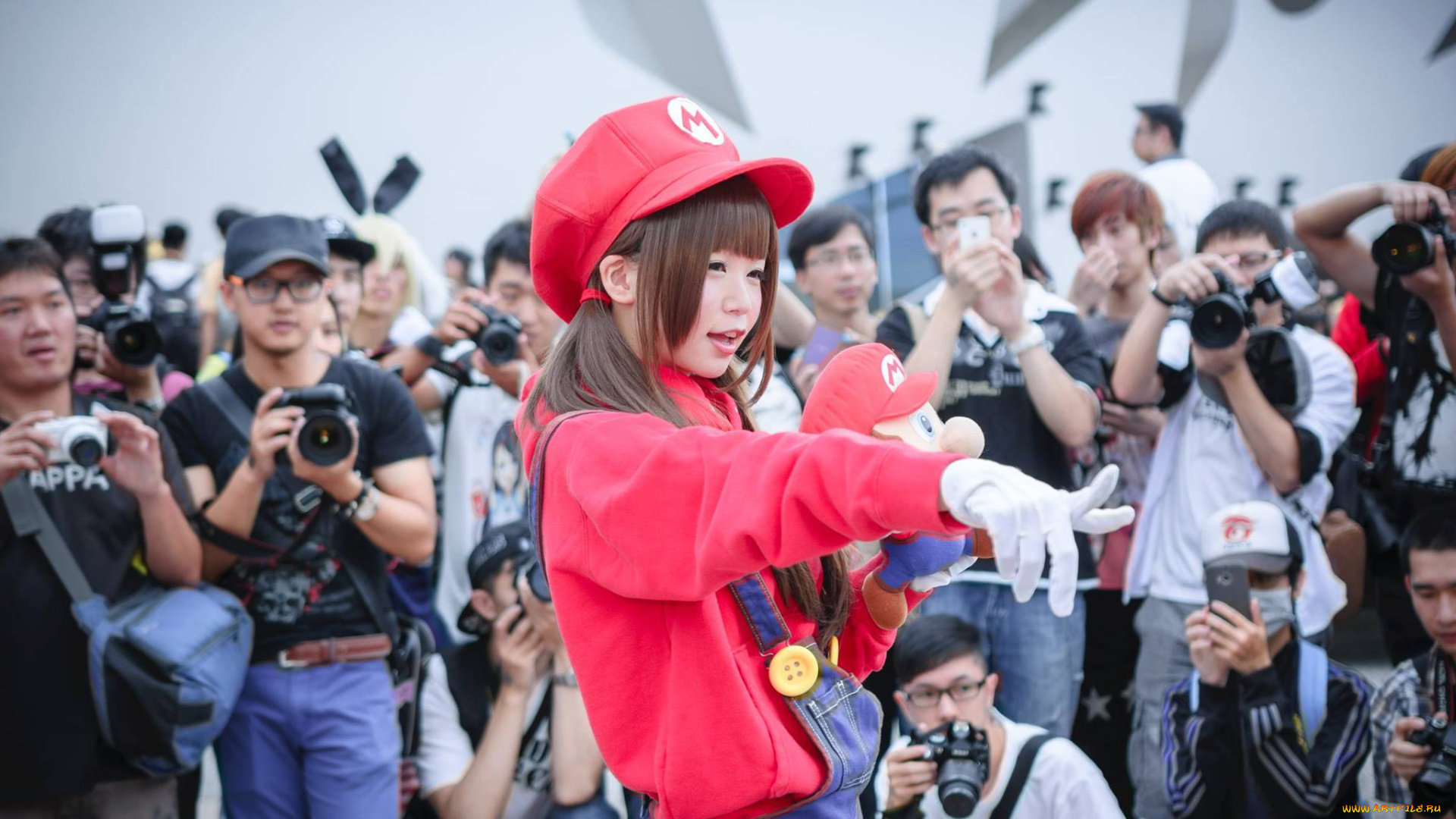 itsuki, akira, разное, cosplay, , косплей, японка, девушка, люди, толпа, марио, кепка, костюм
