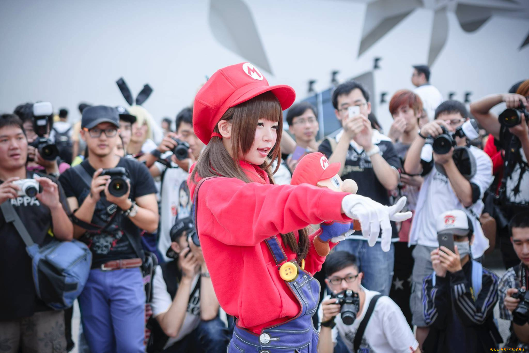 itsuki, akira, разное, cosplay, , косплей, японка, девушка, люди, толпа, марио, кепка, костюм