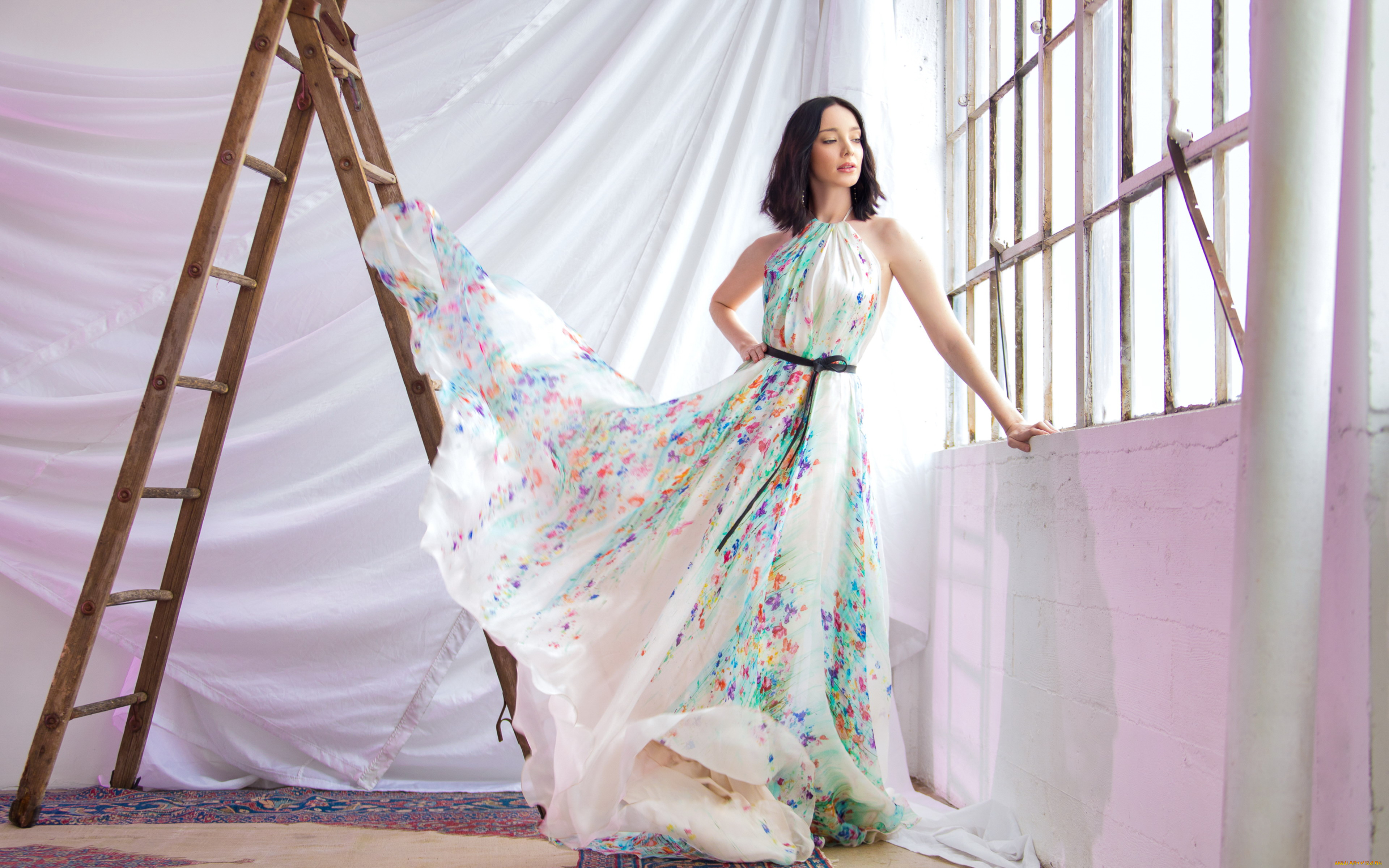 девушки, emma, dumont, окно, стремянка, лестница, платье, брюнетка