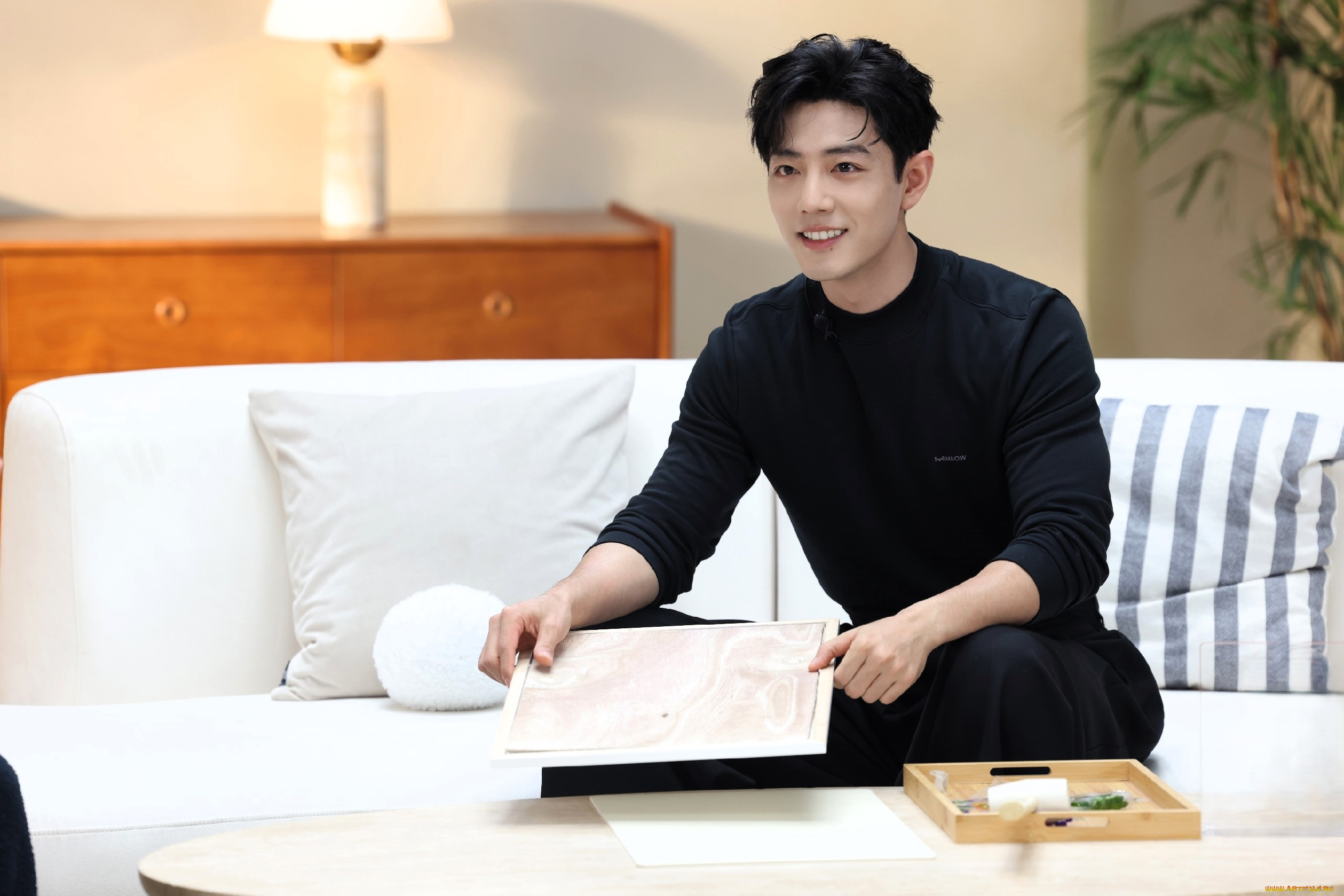 мужчины, xiao, zhan, актер, свитер, диван, стол, коробка