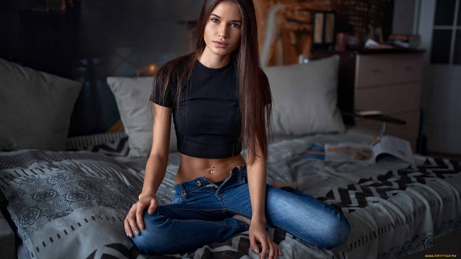 девушки, -unsort, , брюнетки, темноволосые, длинные, волосы, подушки, в, постели, прямые, женщины, помещении, джинсы, сидя