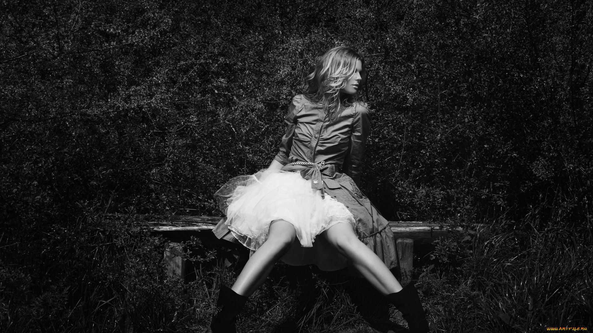 девушки, -unsort, , черно-белые, обои, скамейка, юбка, блондинка, черно-белая, ana, johnsson