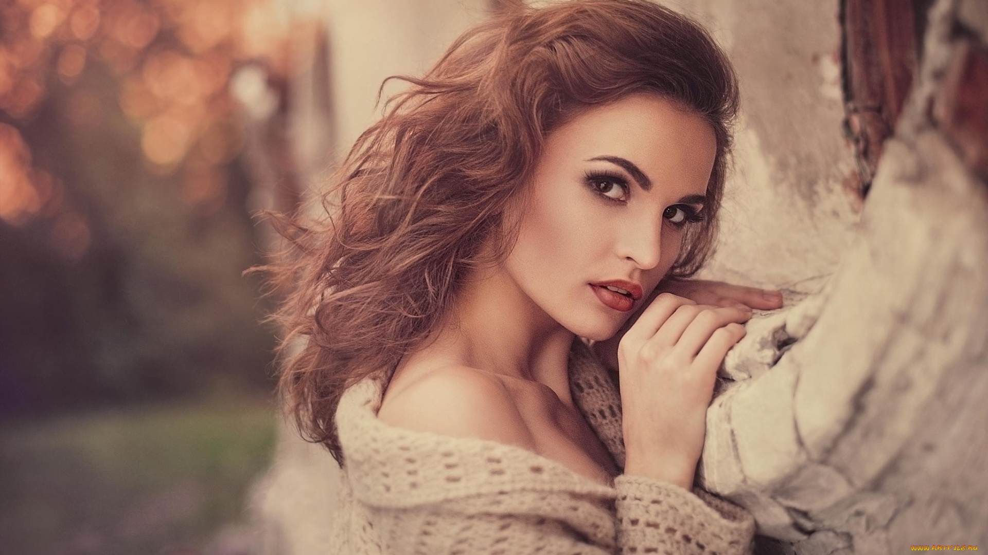 девушки, -, блондинки, , светловолосые, брюнетка, юлия, сарий, карие, глаза, сочные, губы, смотрит, на, зрителя, макияж, белая, одежда, женщины, улице, помада, красная, модель, приоткрытые