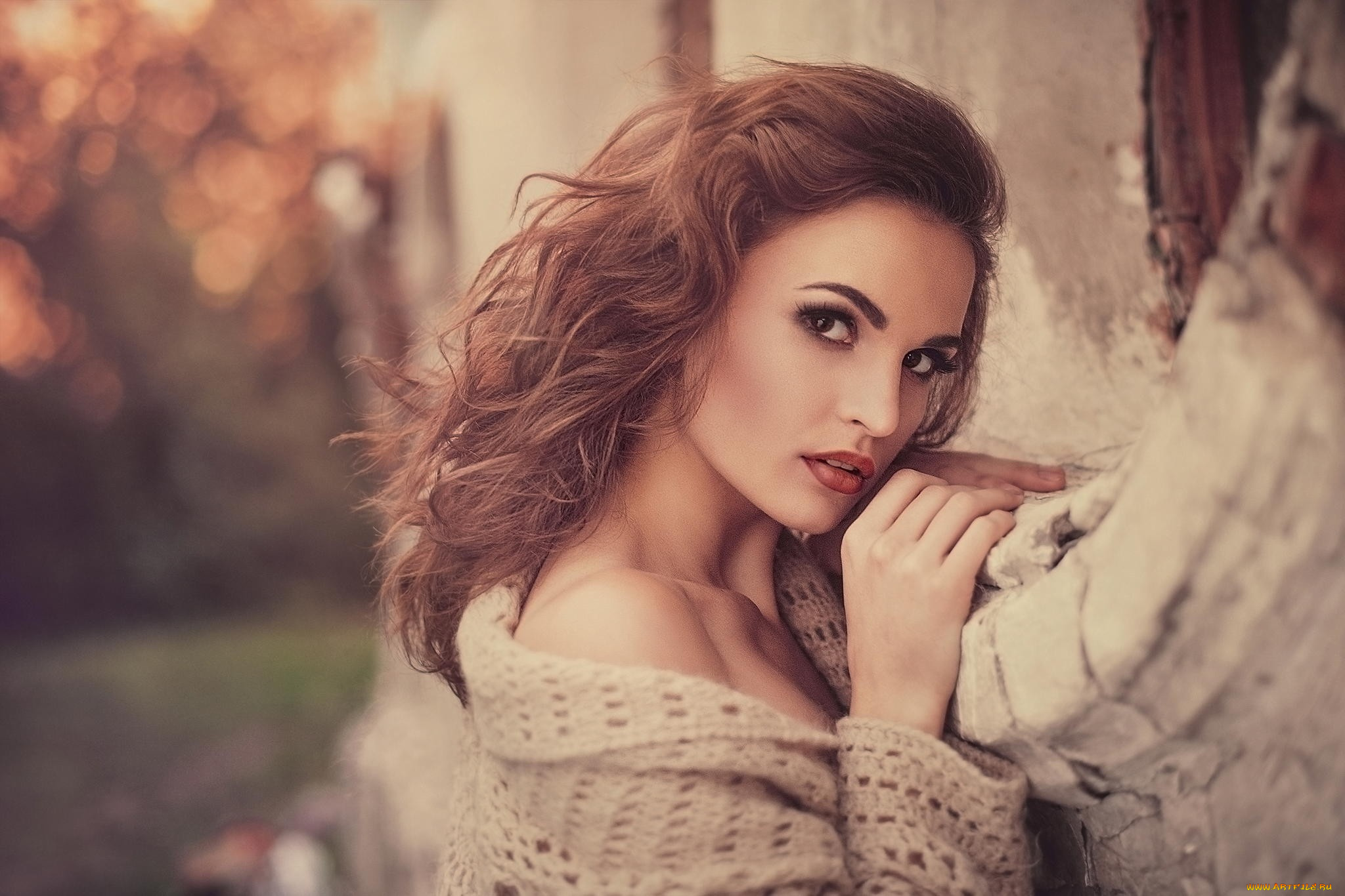 девушки, -, блондинки, , светловолосые, брюнетка, юлия, сарий, карие, глаза, сочные, губы, смотрит, на, зрителя, макияж, белая, одежда, женщины, улице, помада, красная, модель, приоткрытые