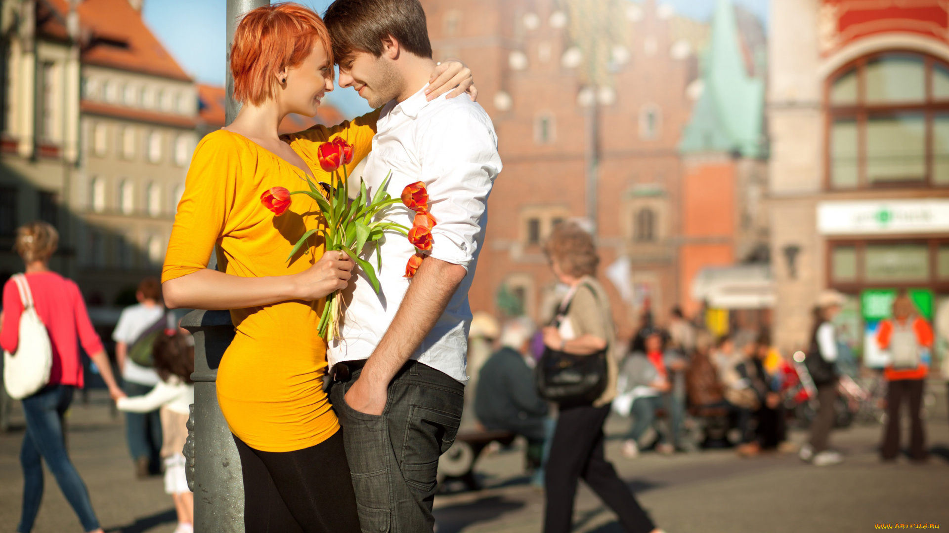 разное, мужчина, женщина, влюбенные, город, прохожие, тюльпаны