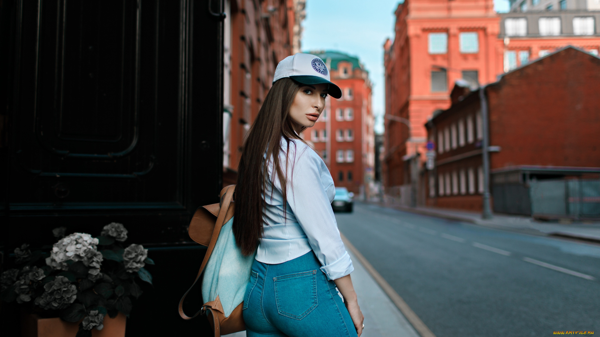 девушки, -unsort, , брюнетки, темноволосые, брюнетка, улица, бейсболка, джинсы, город, рюкзак