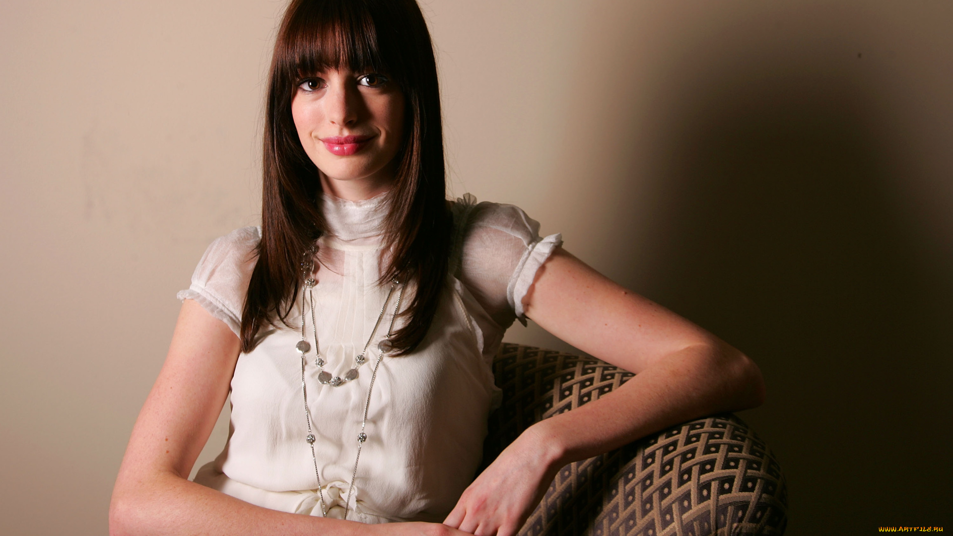 девушки, anne, hathaway, актриса, шатенка, блузка, ожерелье, кресло