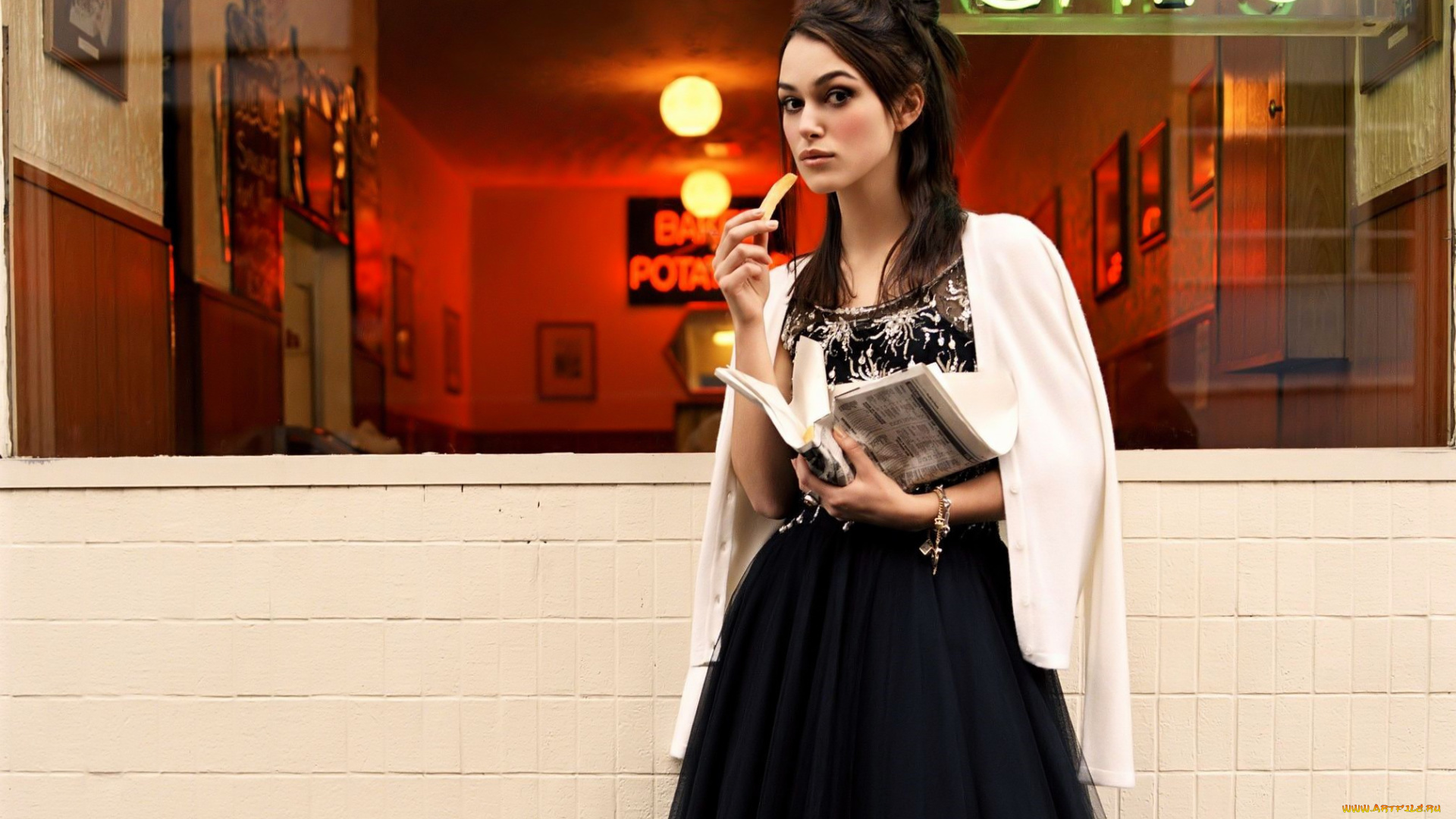 девушки, keira, knightley, шатенка, еда, жакет, платье, газета, кафе