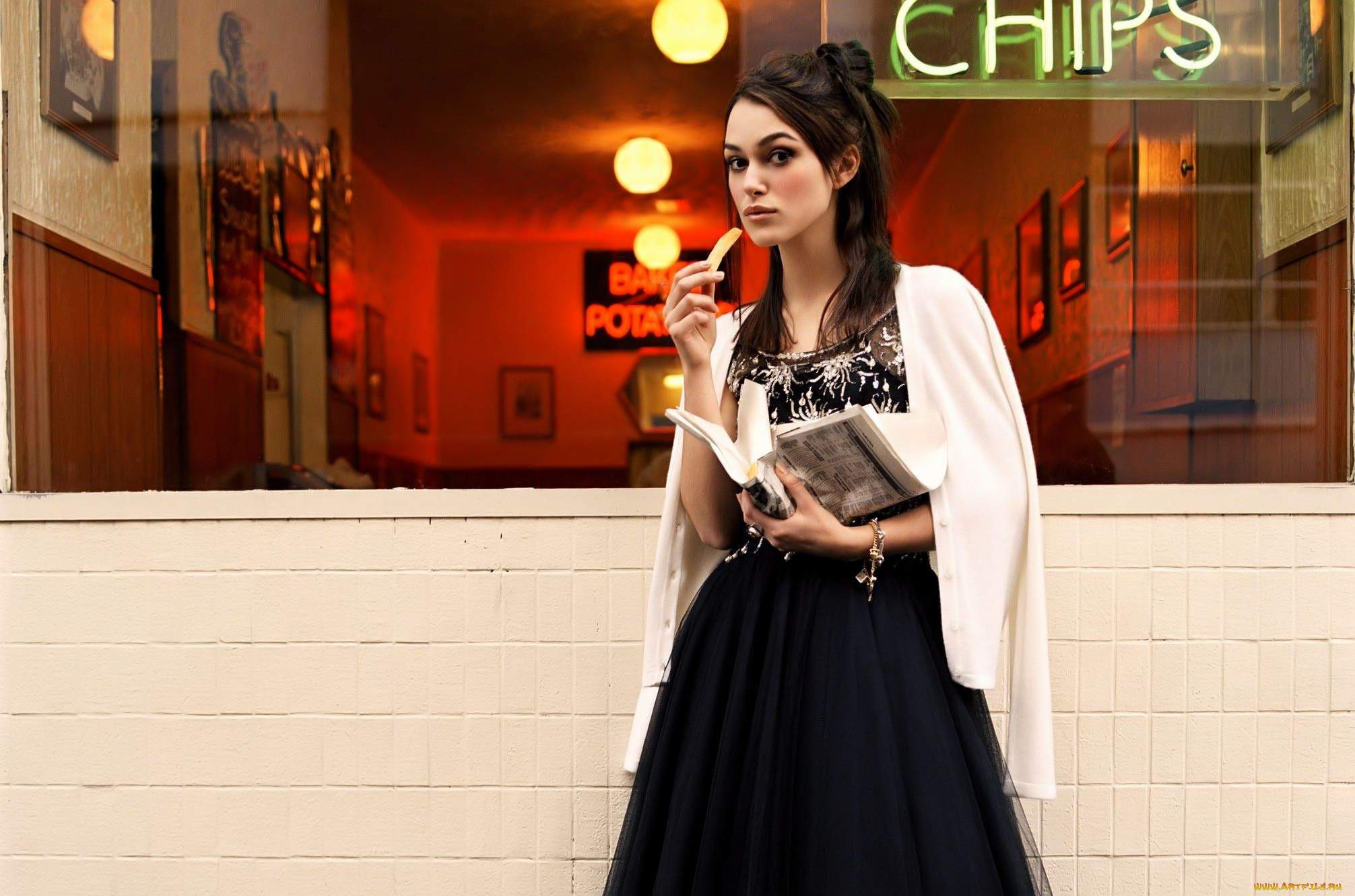 девушки, keira, knightley, шатенка, еда, жакет, платье, газета, кафе