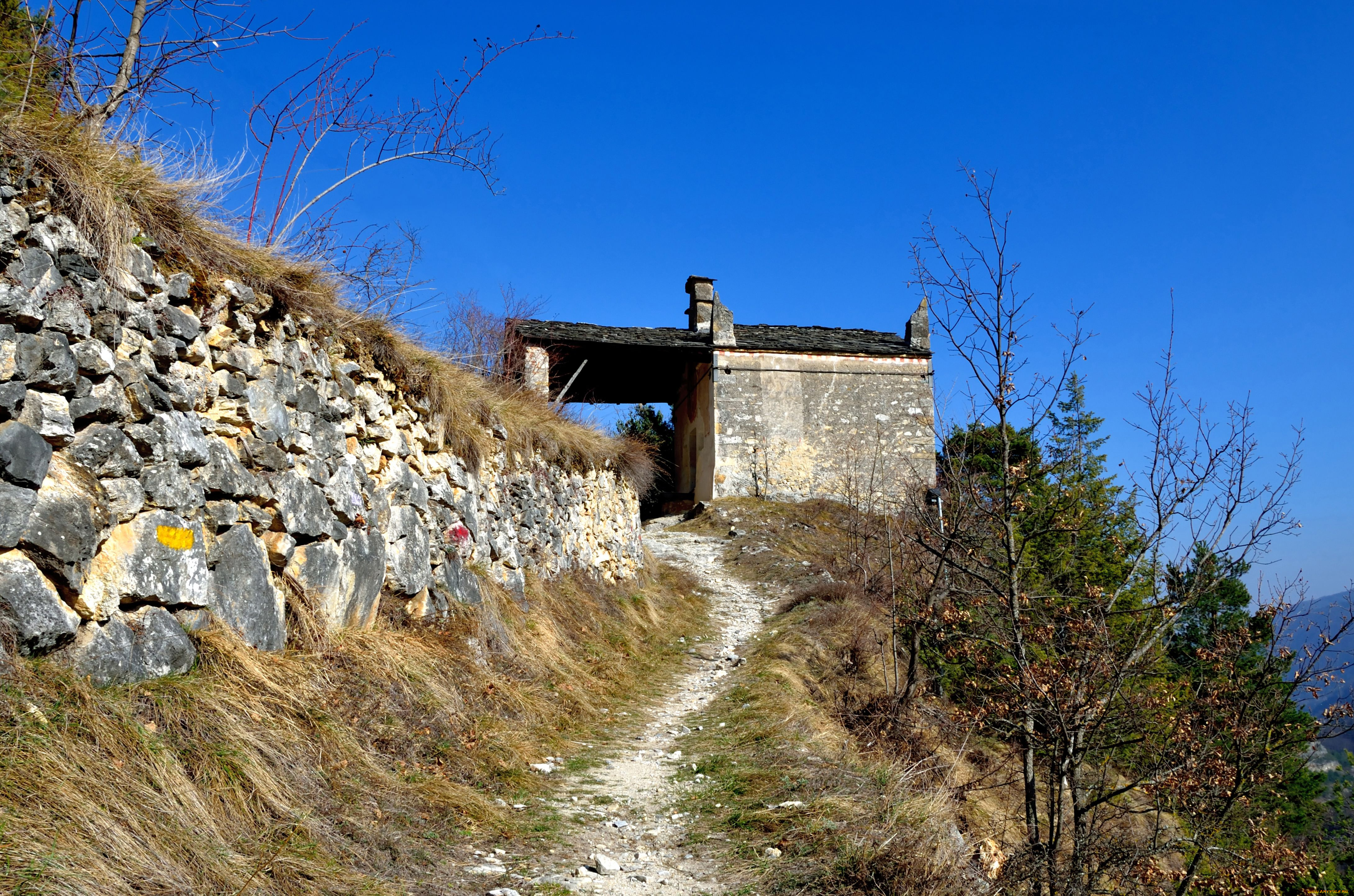 macra, la, piccola, cappella, gotica, di, san, pietro, города, католические, соборы, костелы, аббатства, пьемонт