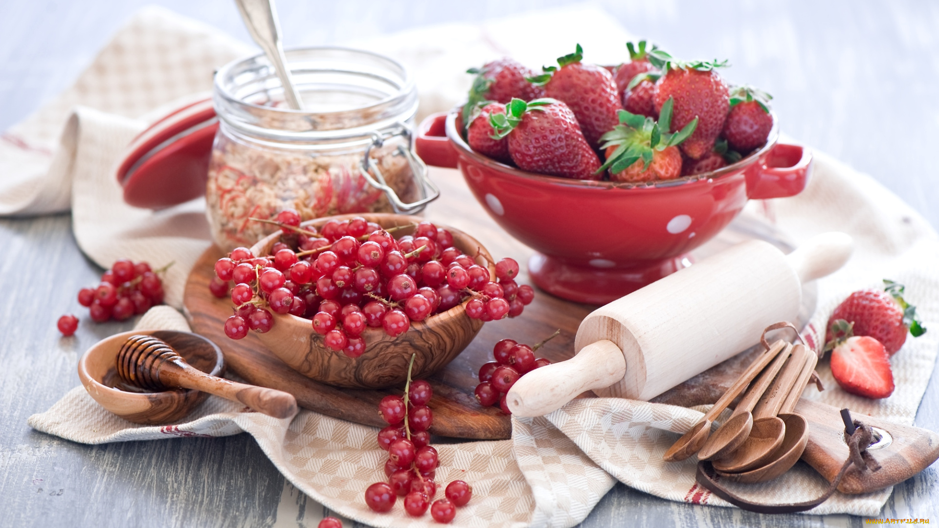 еда, фрукты, ягоды, клубника, ложки, скалка, смородина