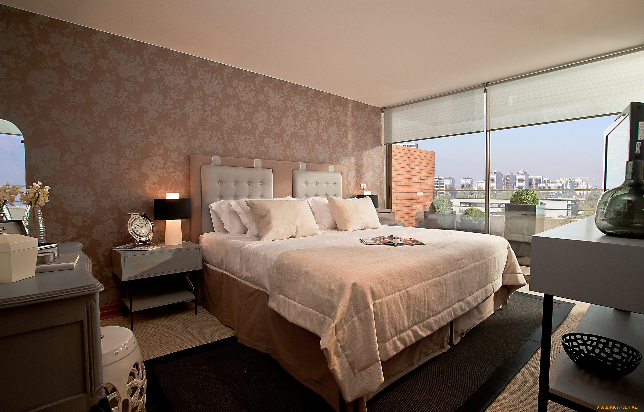 интерьер, спальня, кровать, подушки, окно, часы