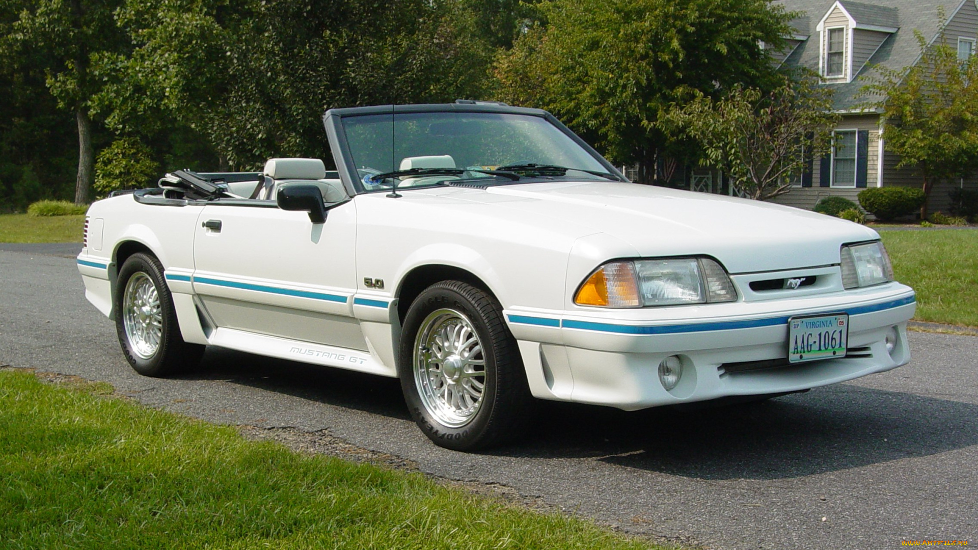 автомобили, mustang, коттедж, деревья, лужайка, белый, кабриолет, мустанг, форд