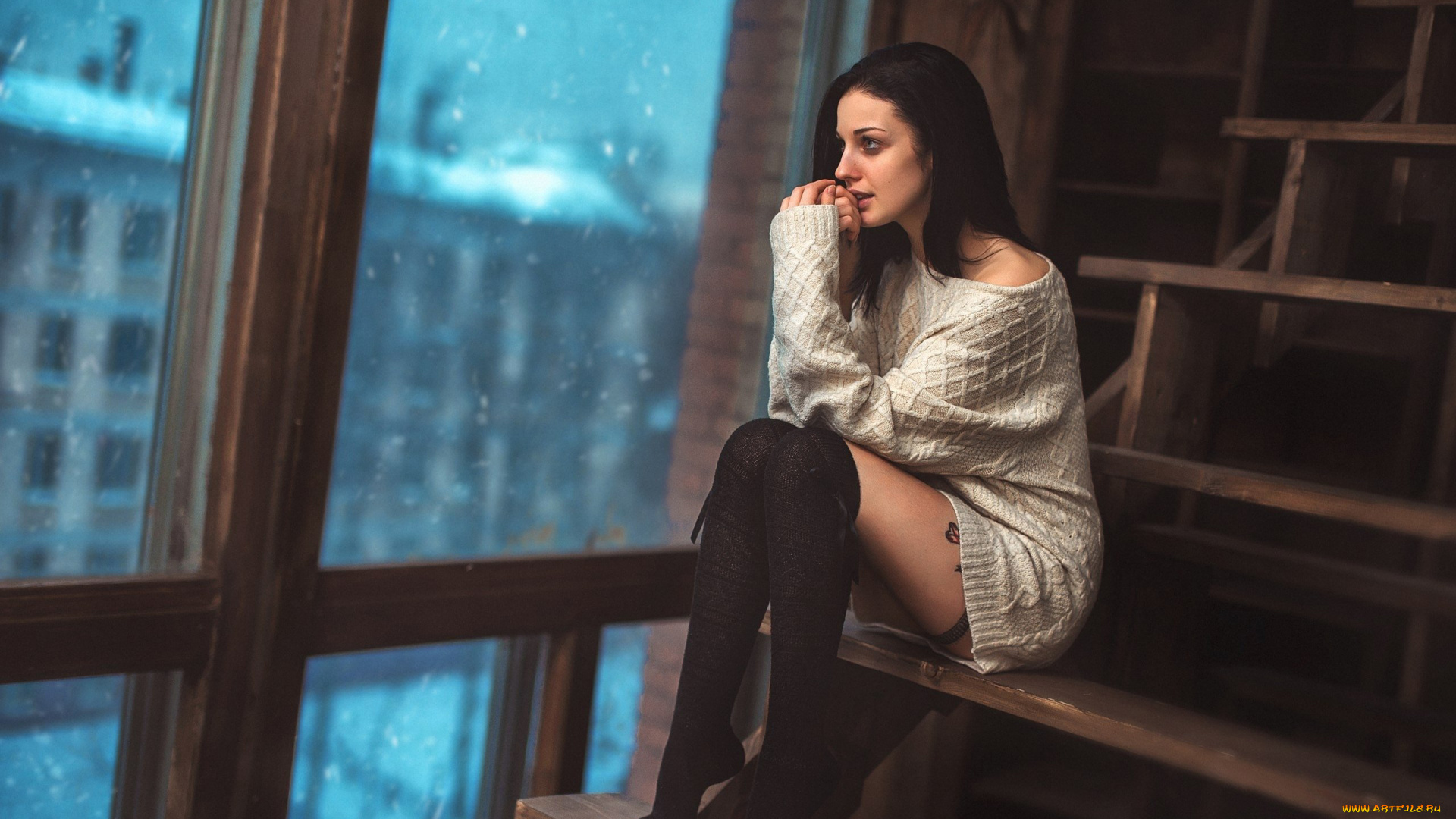 alla, berger, девушки, алла, бергер, alla, berger, свитер, кофта, окно, алла, бергер, девушка, красотка, красавица, брюнетка, поза, стройная, тату, татуировка, макияж, взгляд
