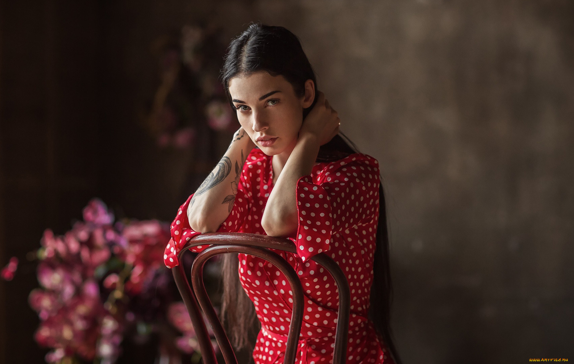 alla, berger, девушки, алла, бергер, alla, berger, платье, красный, цветы, алла, бергер, девушка, красотка, красавица, брюнетка, поза, стройная, тату, татуировка, макияж, взгляд