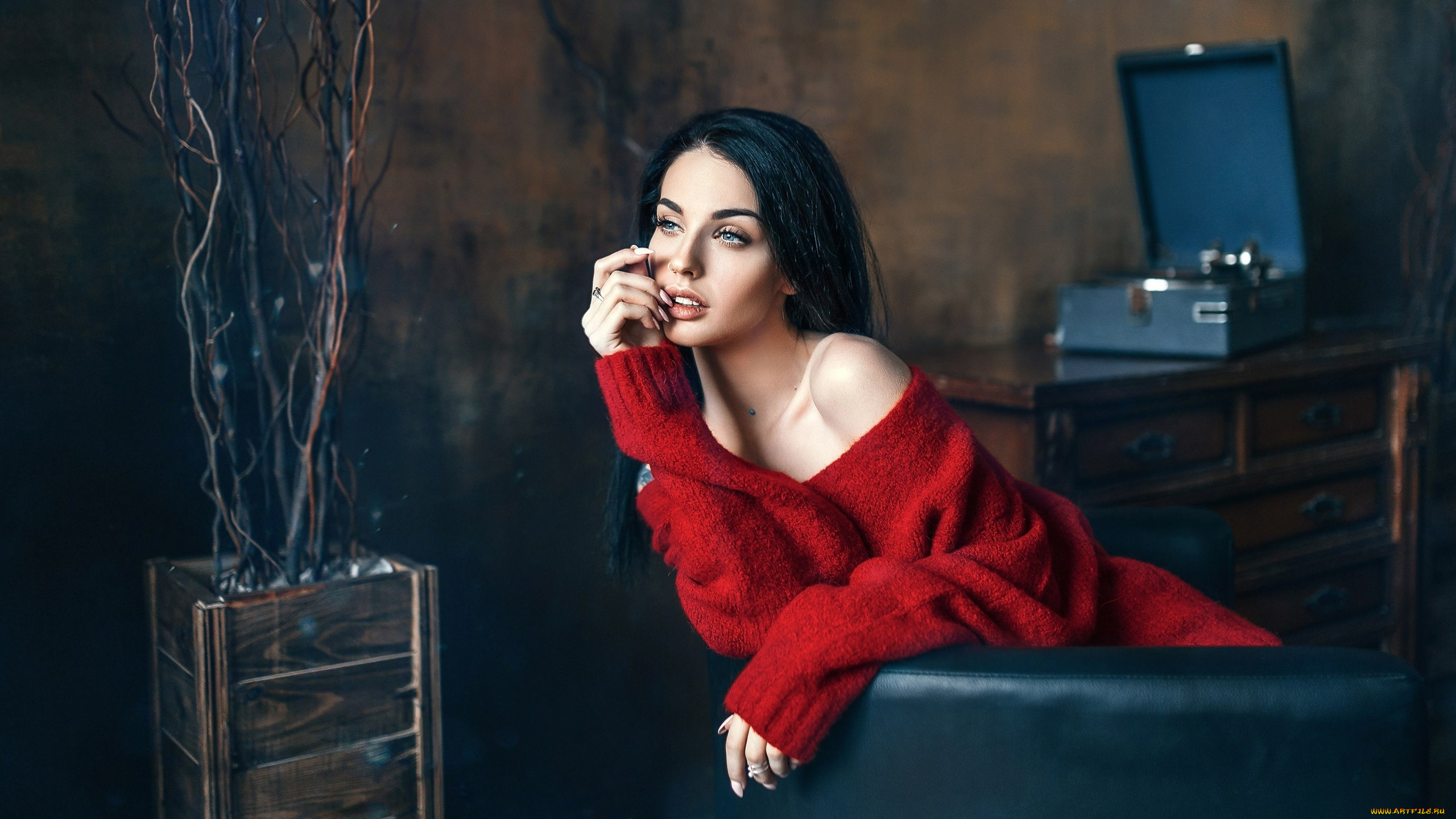 alla, berger, девушки, алла, бергер, alla, berger, красный, свитер, кофта, алла, бергер, девушка, красотка, красавица, брюнетка, поза, стройная, тату, татуировка, макияж, взгляд