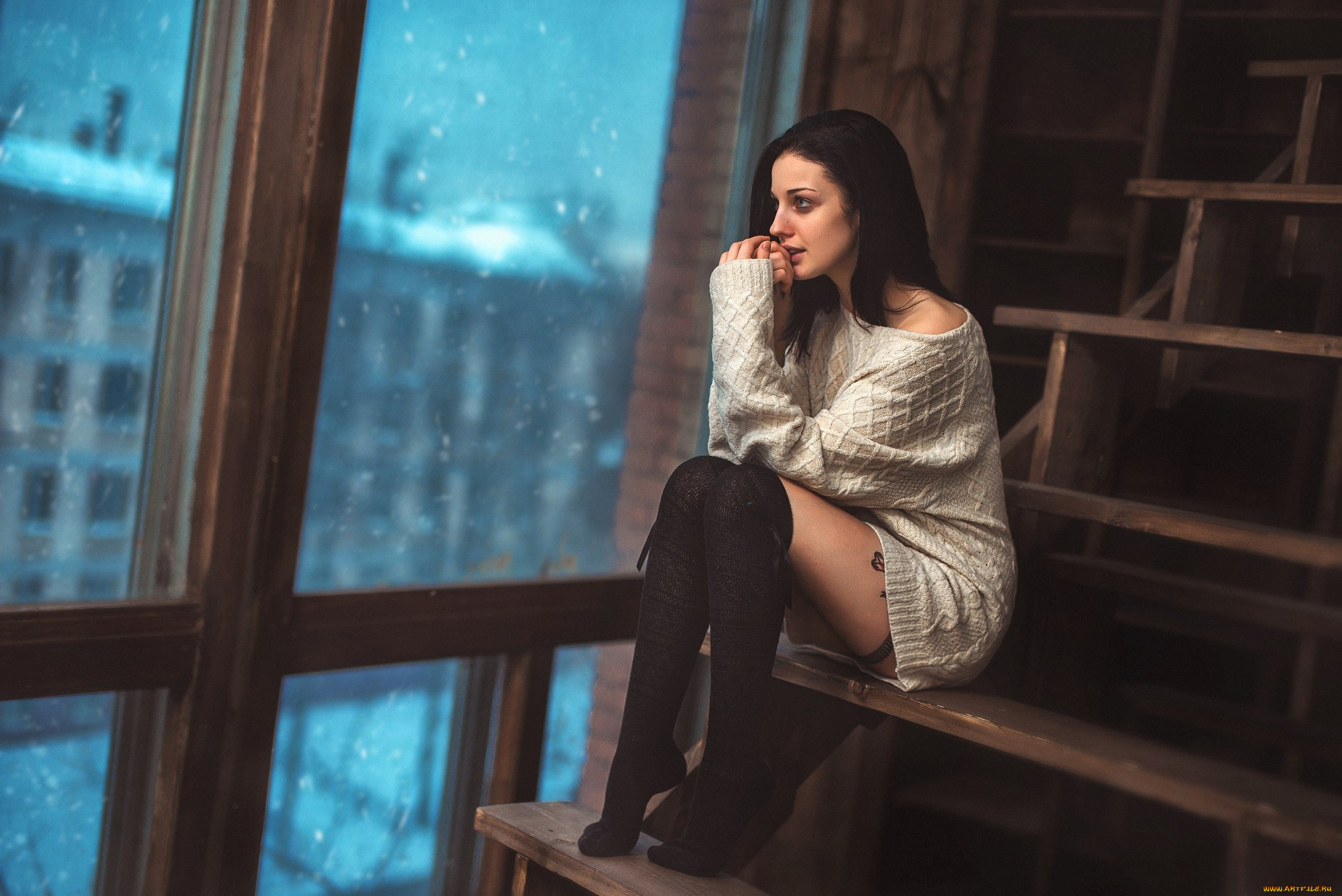 alla, berger, девушки, алла, бергер, alla, berger, свитер, кофта, окно, алла, бергер, девушка, красотка, красавица, брюнетка, поза, стройная, тату, татуировка, макияж, взгляд