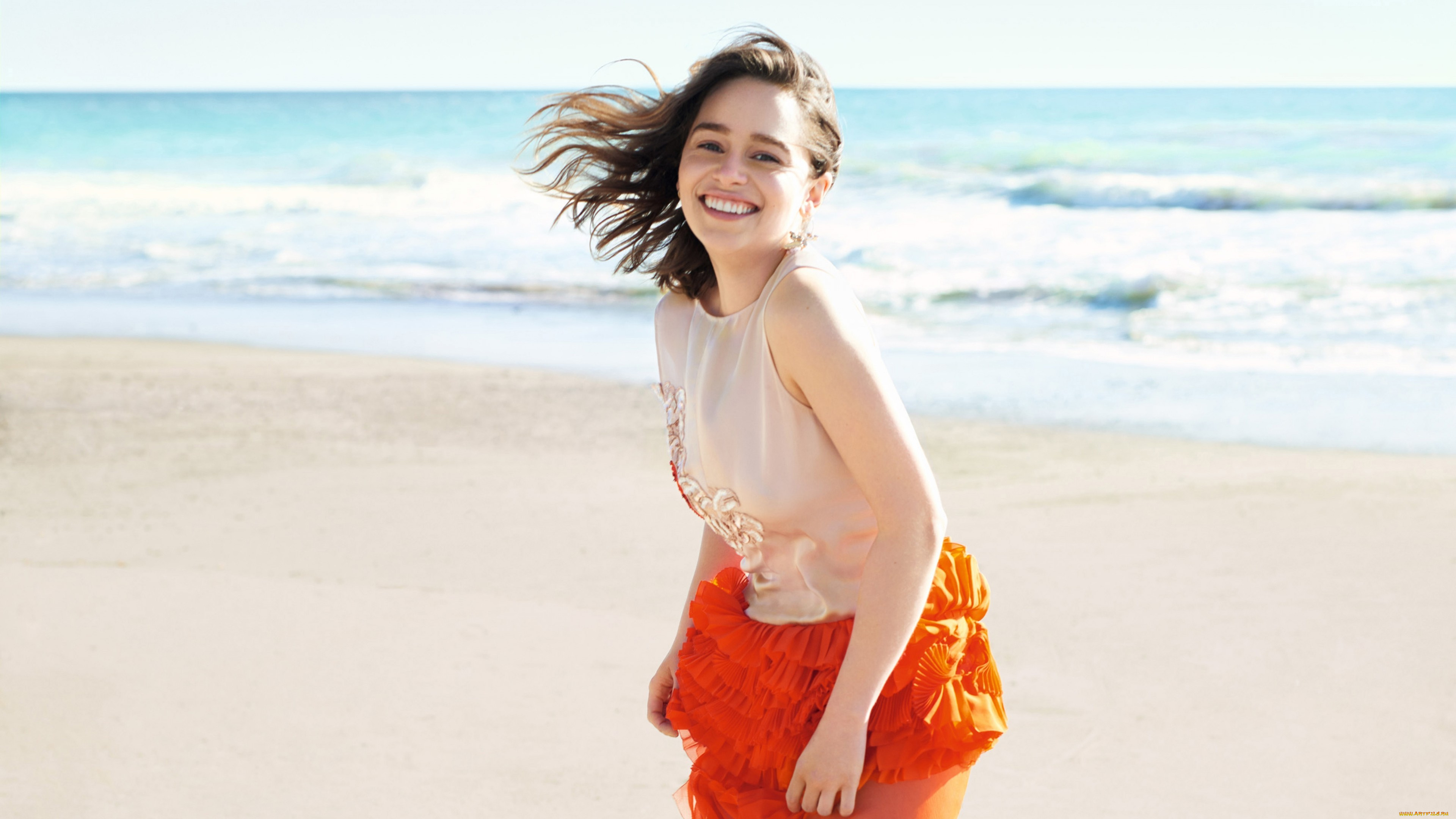 девушки, emilia, clarke, шатенка, майка, юбка, берег, море