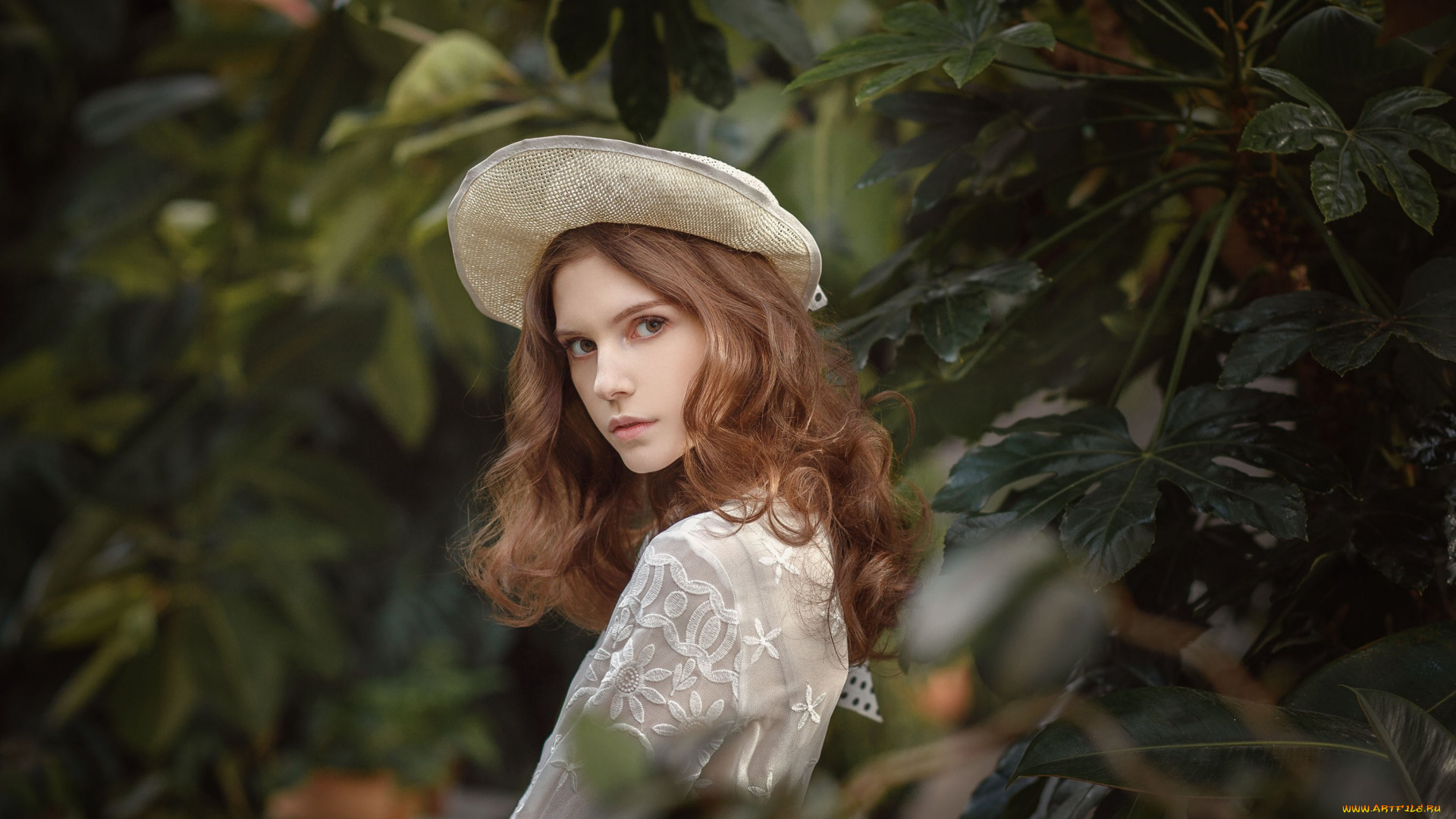девушки, елизавета, подосетникова, рыжая, модель, длинные, волосы, листья, природа, шляпа, платье, белое, кудрявые, карие, глаза, настасья, паршина, eлизавета, подосетникова