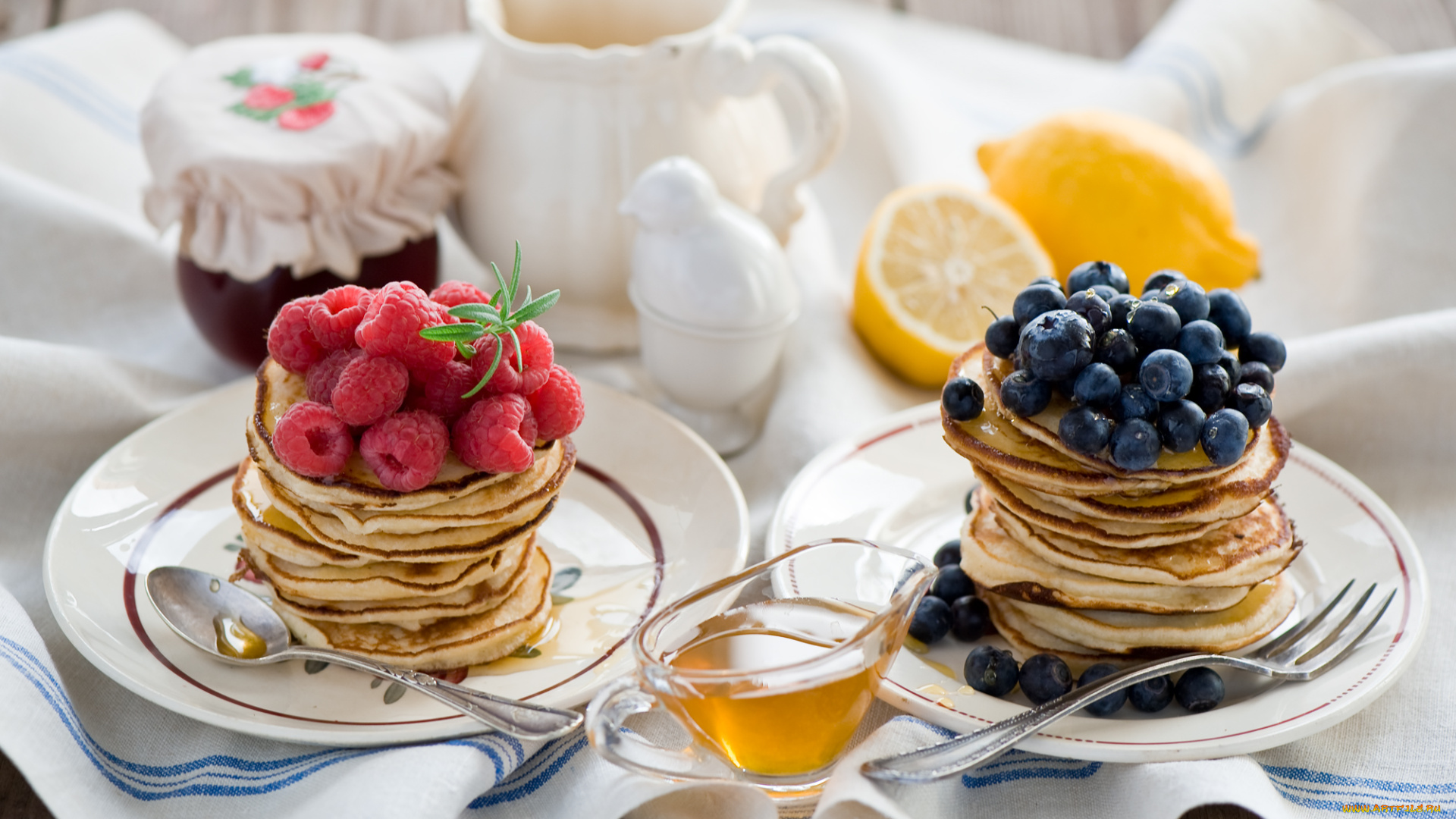 еда, блины, , оладьи, малина, оладьи, мёд, черника, ягоды, блинчики