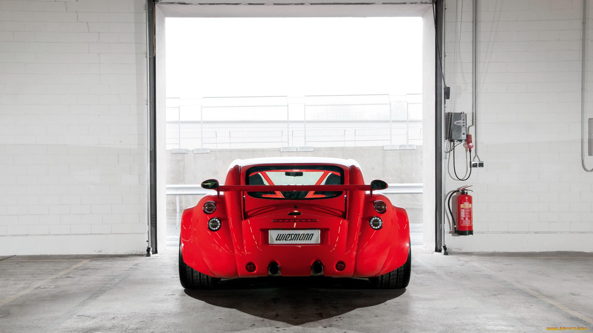 автомобили, wiesmann, gt, mf-4-cs, красный, ворота, гараж, бокс, огнетушитель