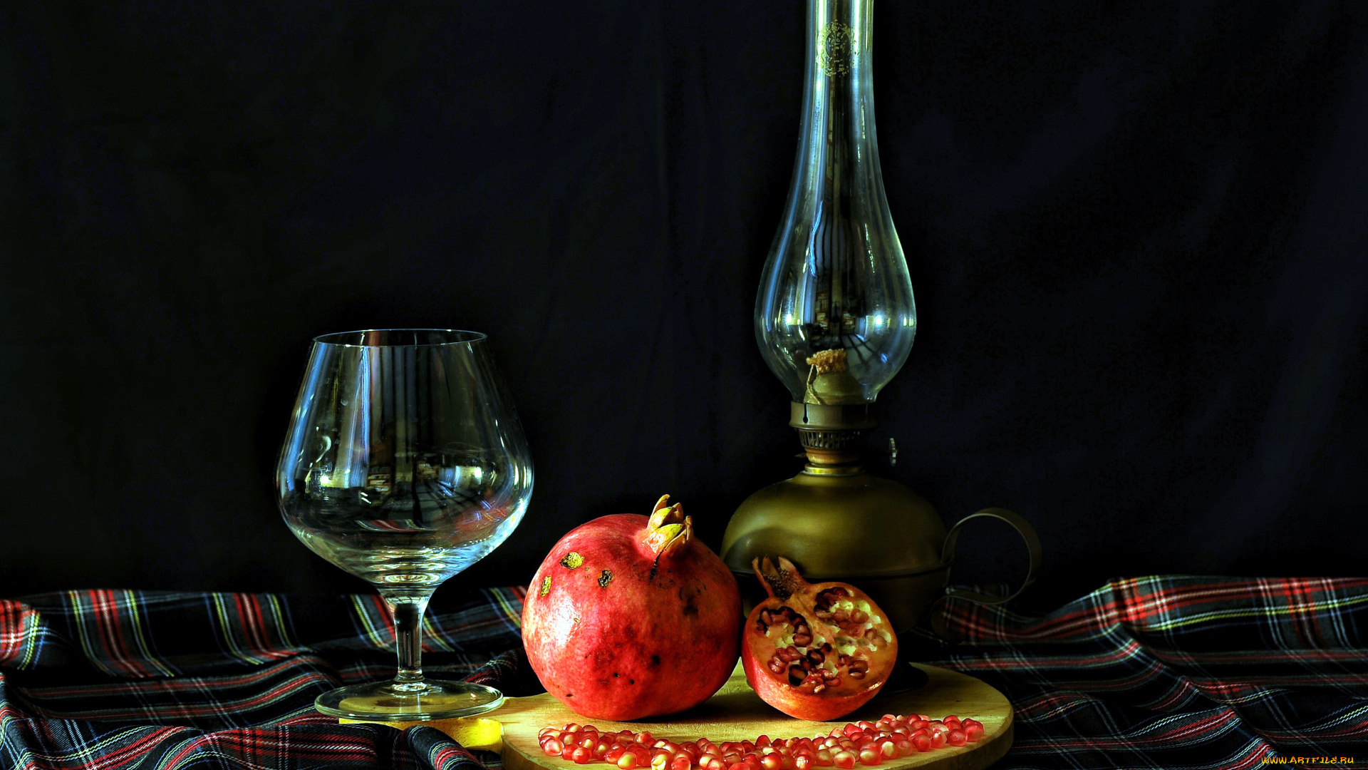 еда, натюрморт, лампа, керосинка, гранат, бокал, скатерть