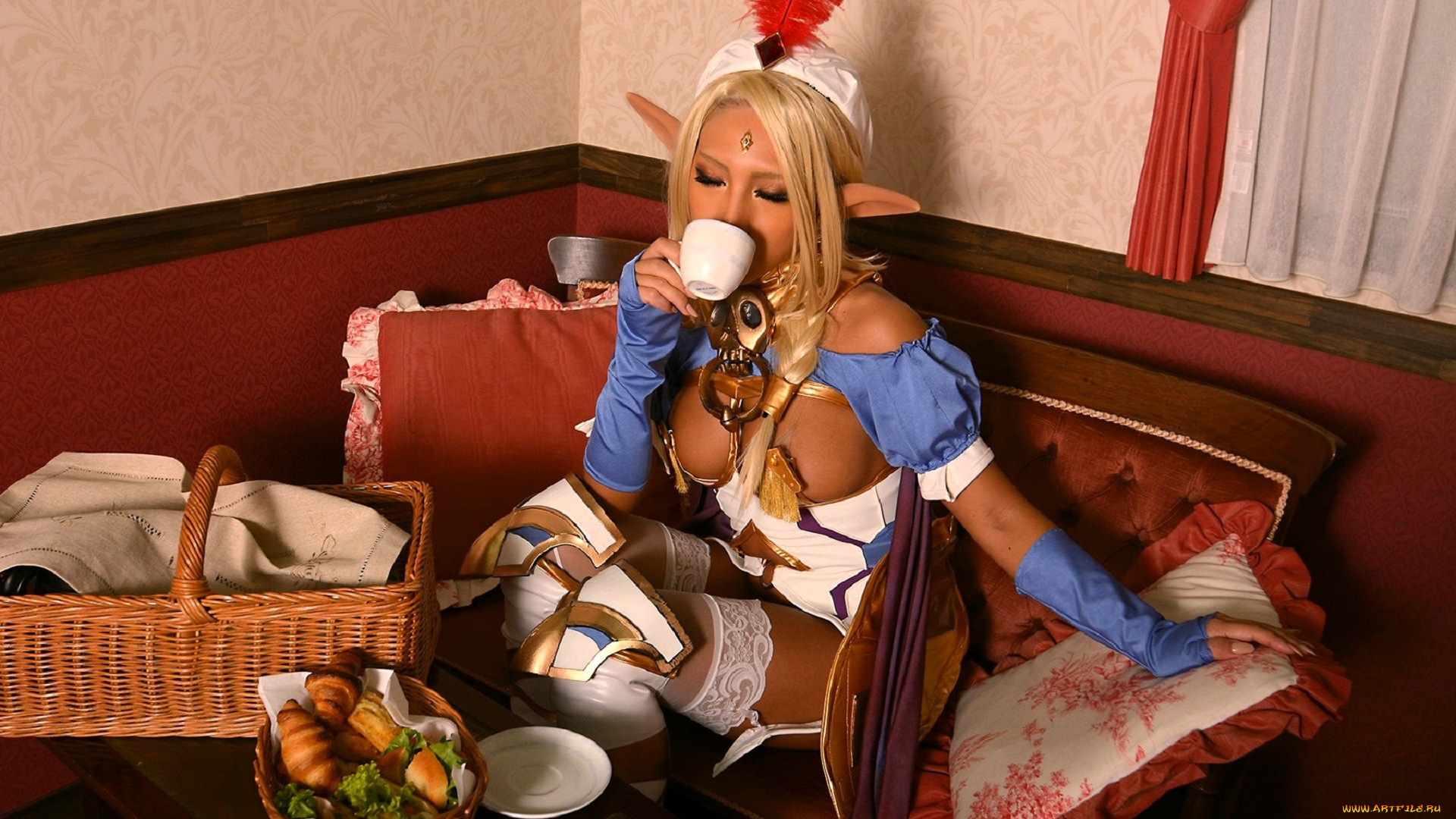 девушки, nonsummerjack, образ, косплей, наряд, костюм, перо, уши, диван, стол, еда, корзина, чашки