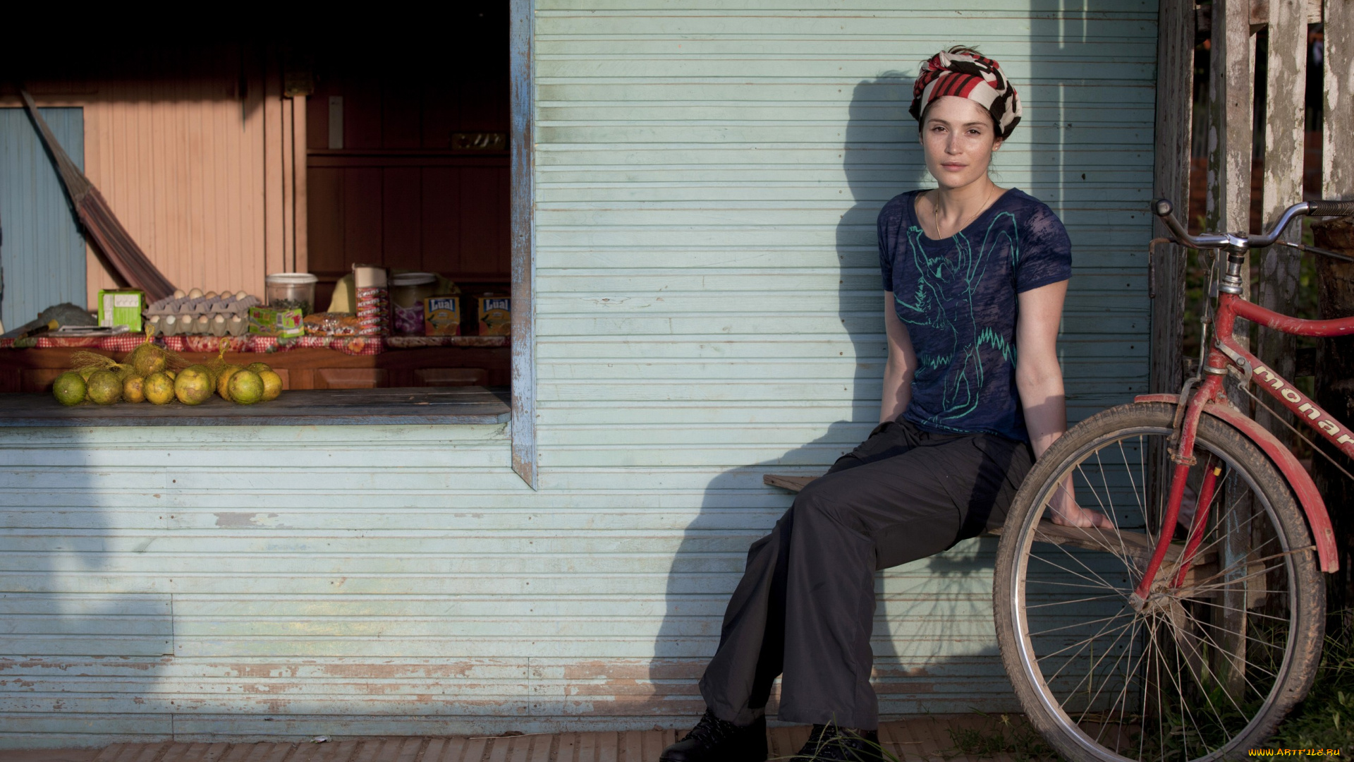 девушки, gemma, arterton, велосипед, еда, платок, дом, gemma, arterton, футболка, окно, брюки, продукты