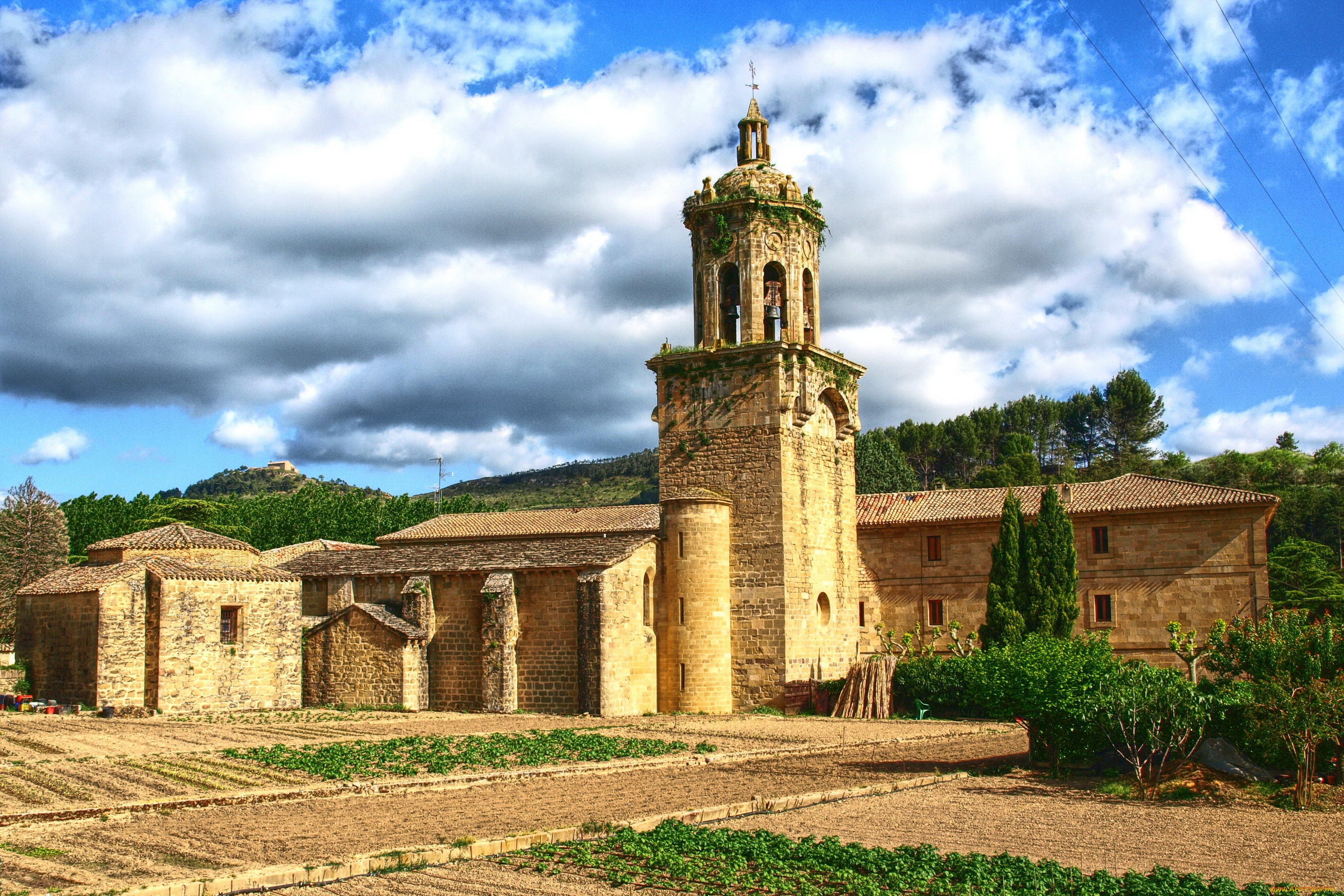 church, of, the, crucifix, -, puente, la, reina, , navarra, , spain, города, -, католические, соборы, , костелы, , аббатства, небо, дома, испания, наварра, пуэнте-ла-рейна