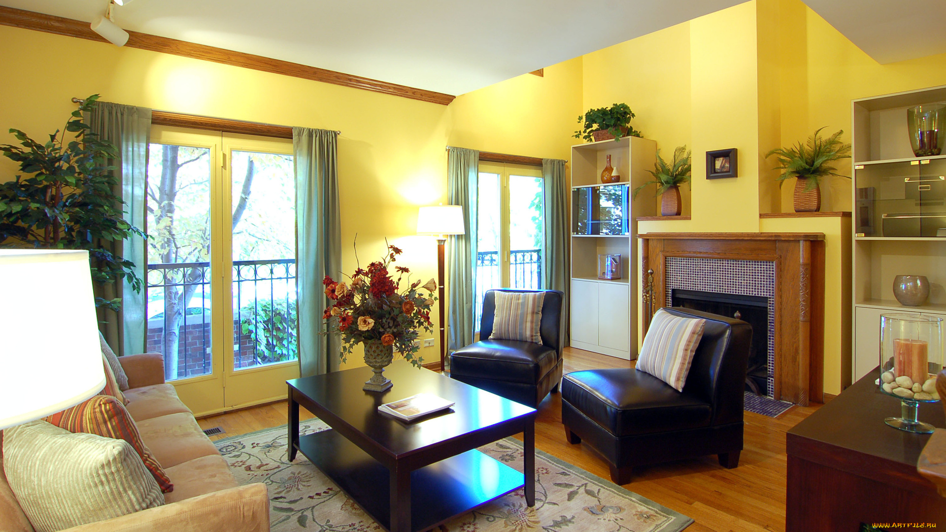 интерьер, гостиная, тумба, ковер, цветы, газета, подушки, кресла, букет, комната, диван, окна, шторы, ваза, стол, камин, шкафы