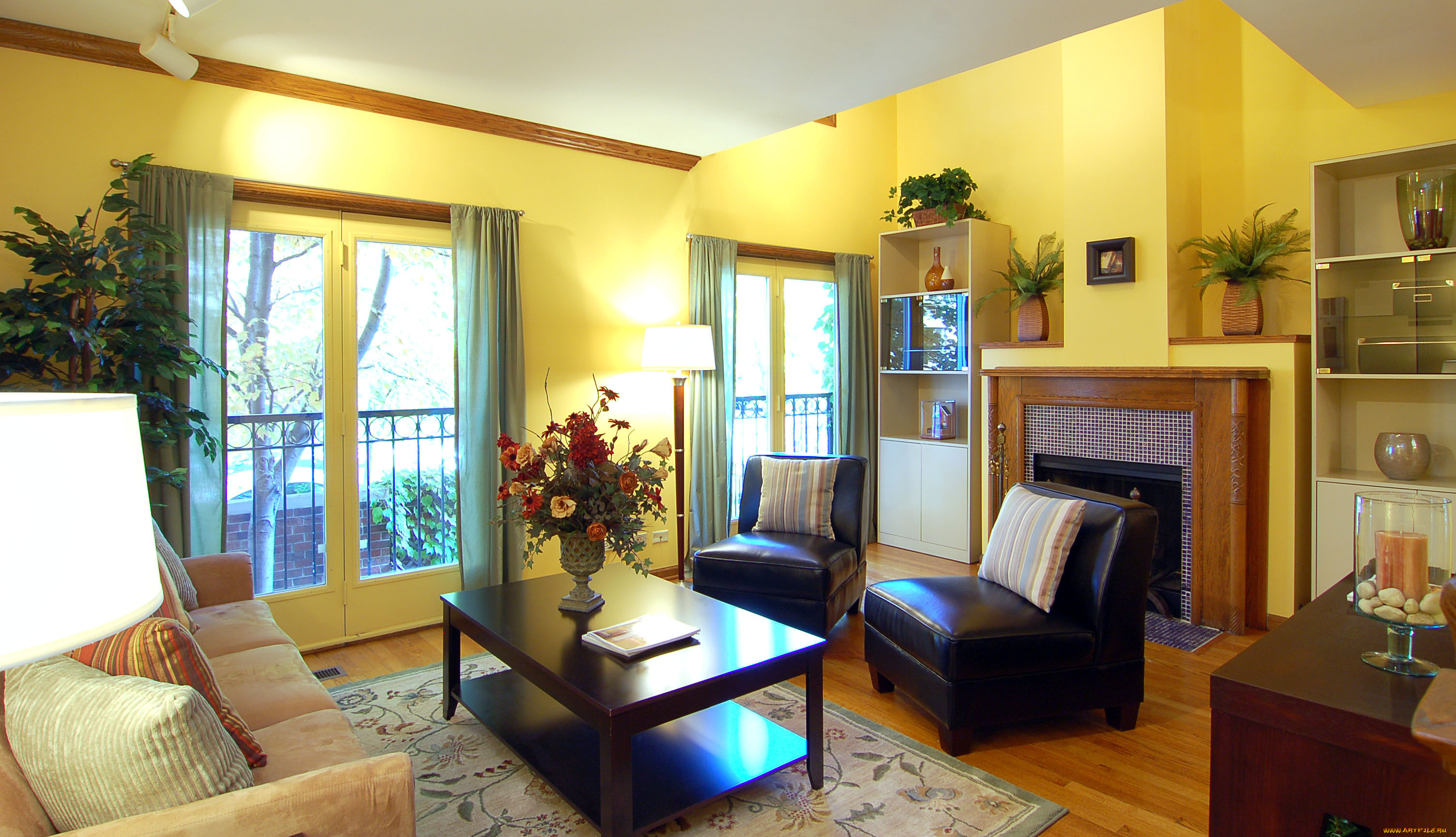 интерьер, гостиная, тумба, ковер, цветы, газета, подушки, кресла, букет, комната, диван, окна, шторы, ваза, стол, камин, шкафы